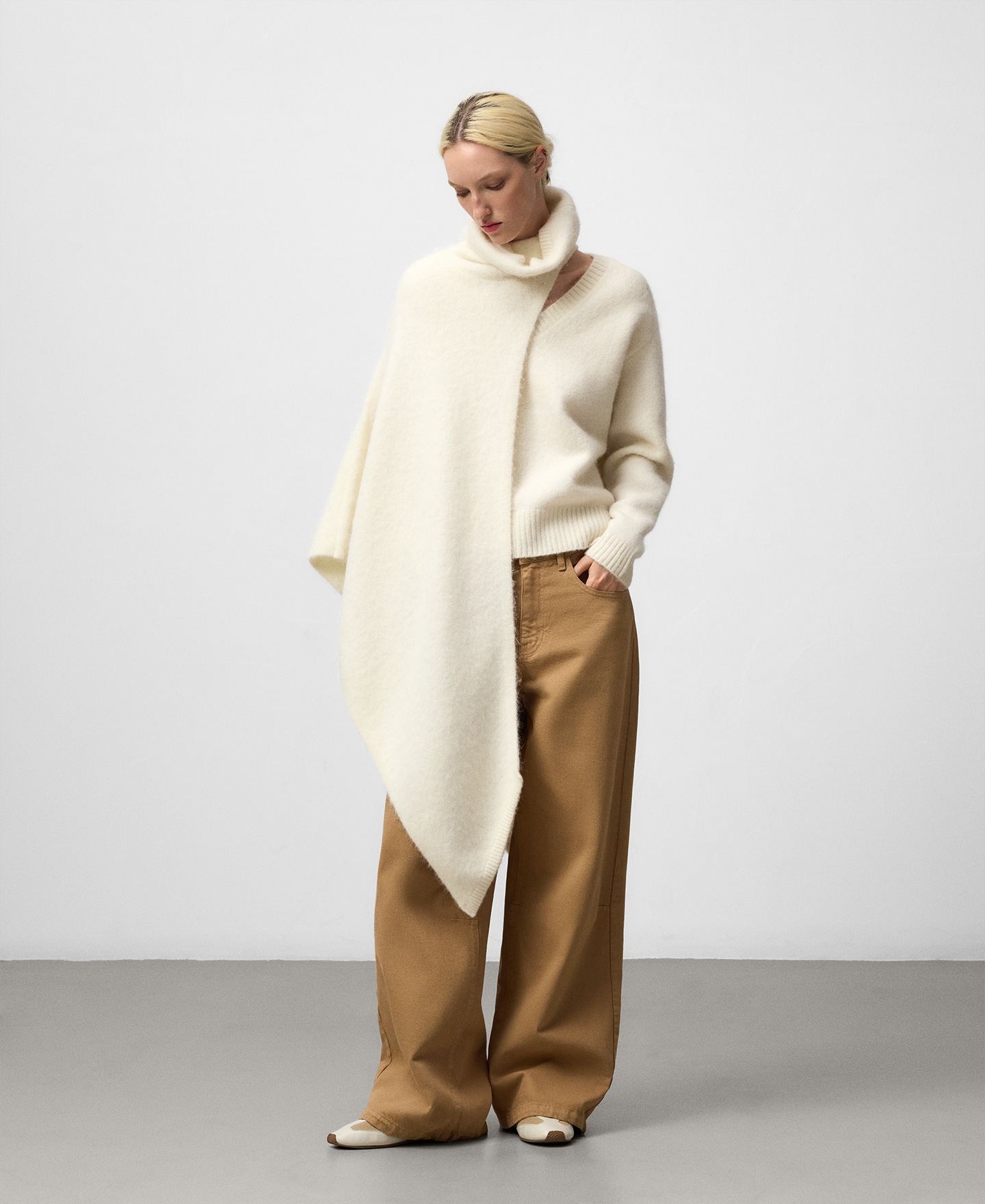 Capa asimétrica cuello chimenea mujer image number 2