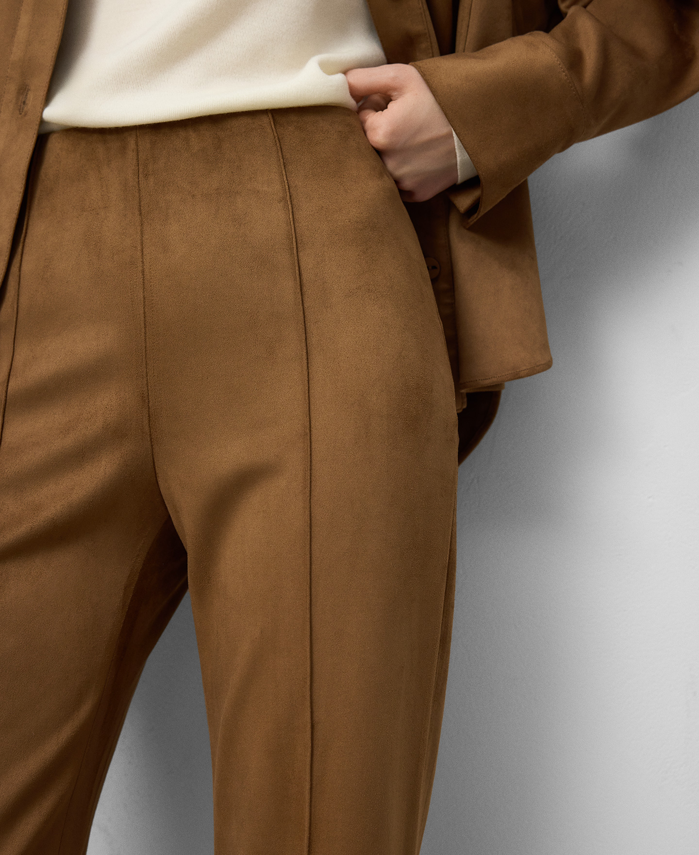 Pantalón flare antelina mujer image number 3