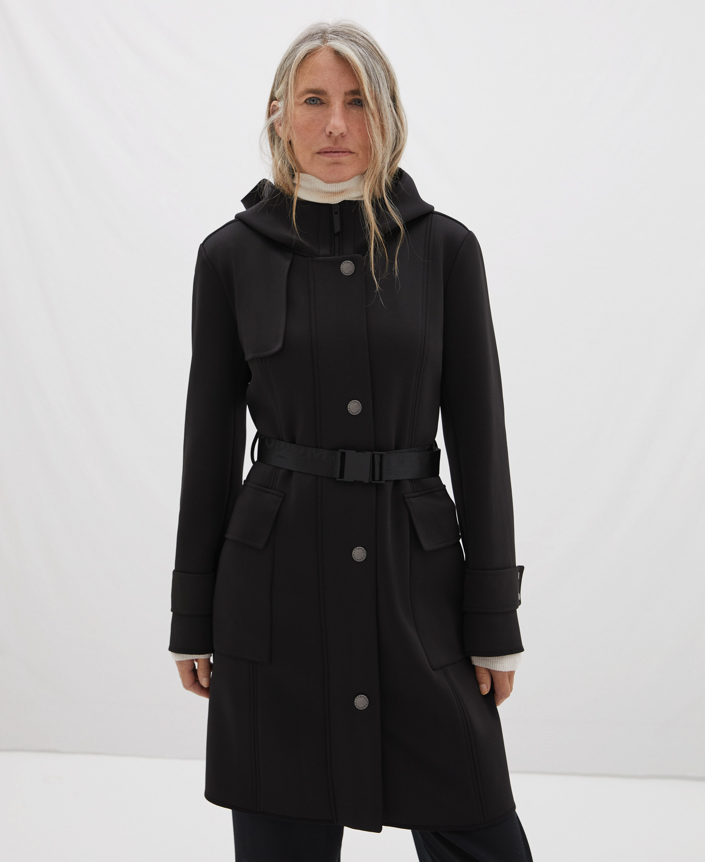 Gabardina con capucha en neopreno image number 0