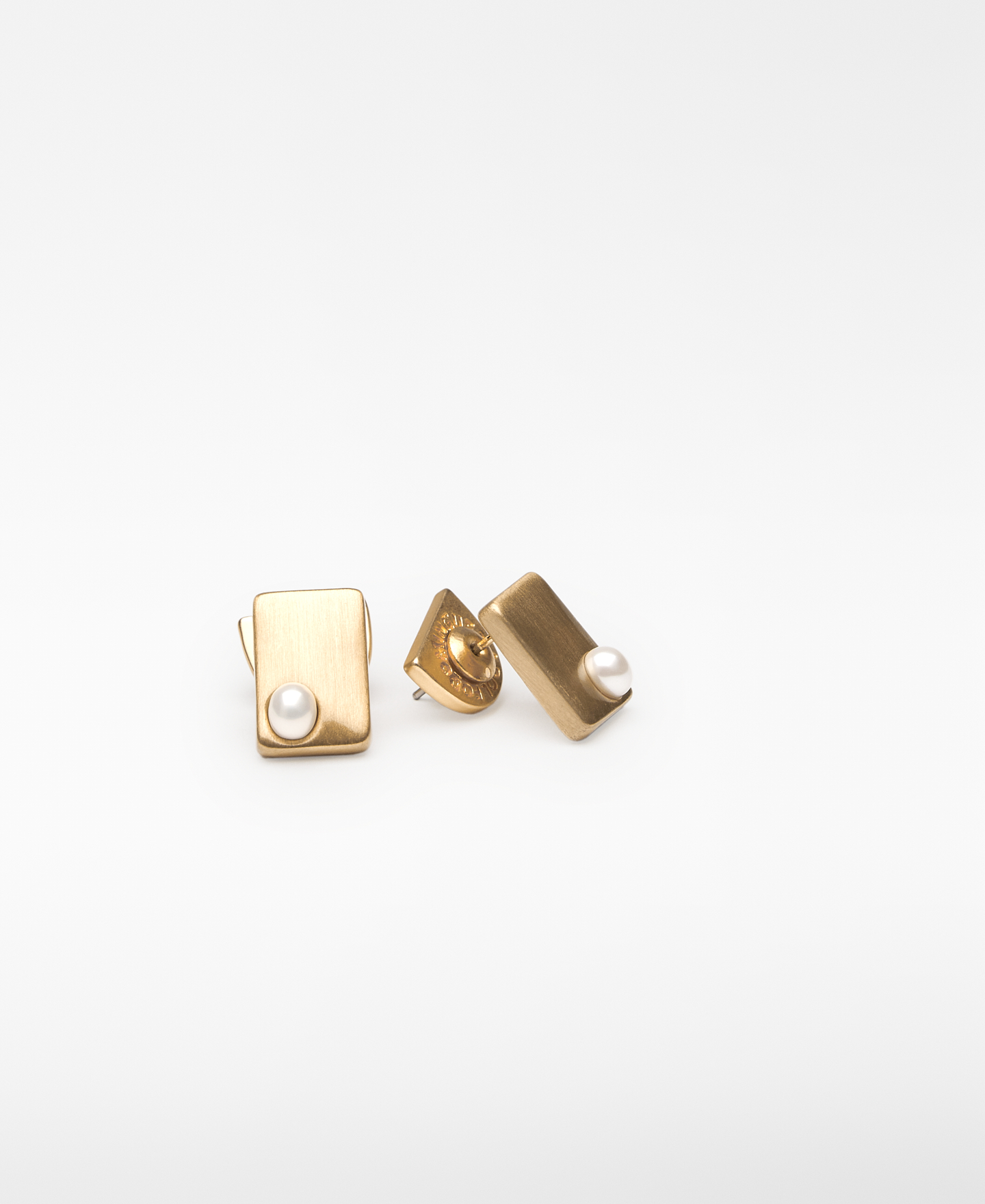 Square earrings with pearl woman image number 1