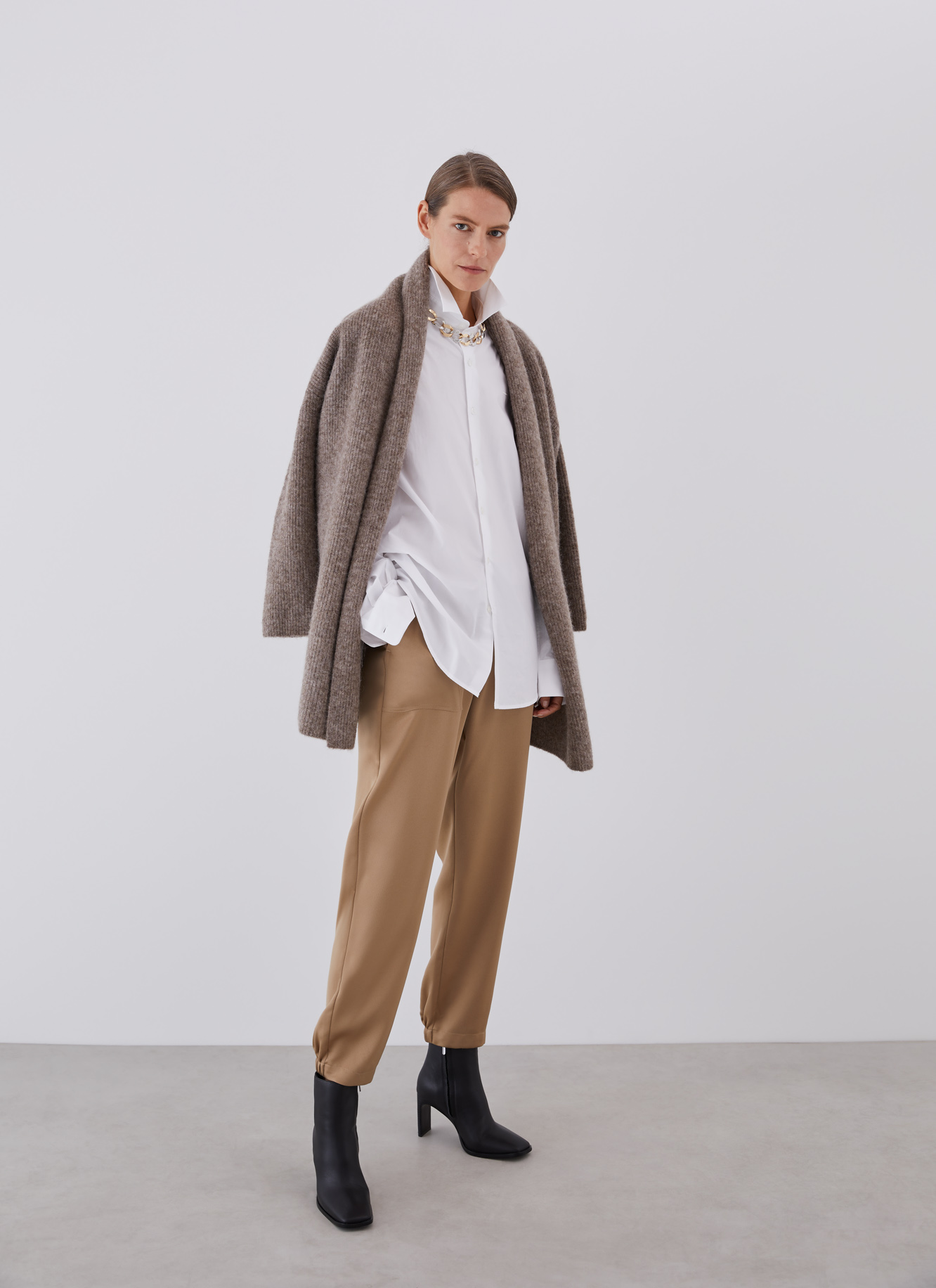 Cargo style trousers with elastic ankle image number 5