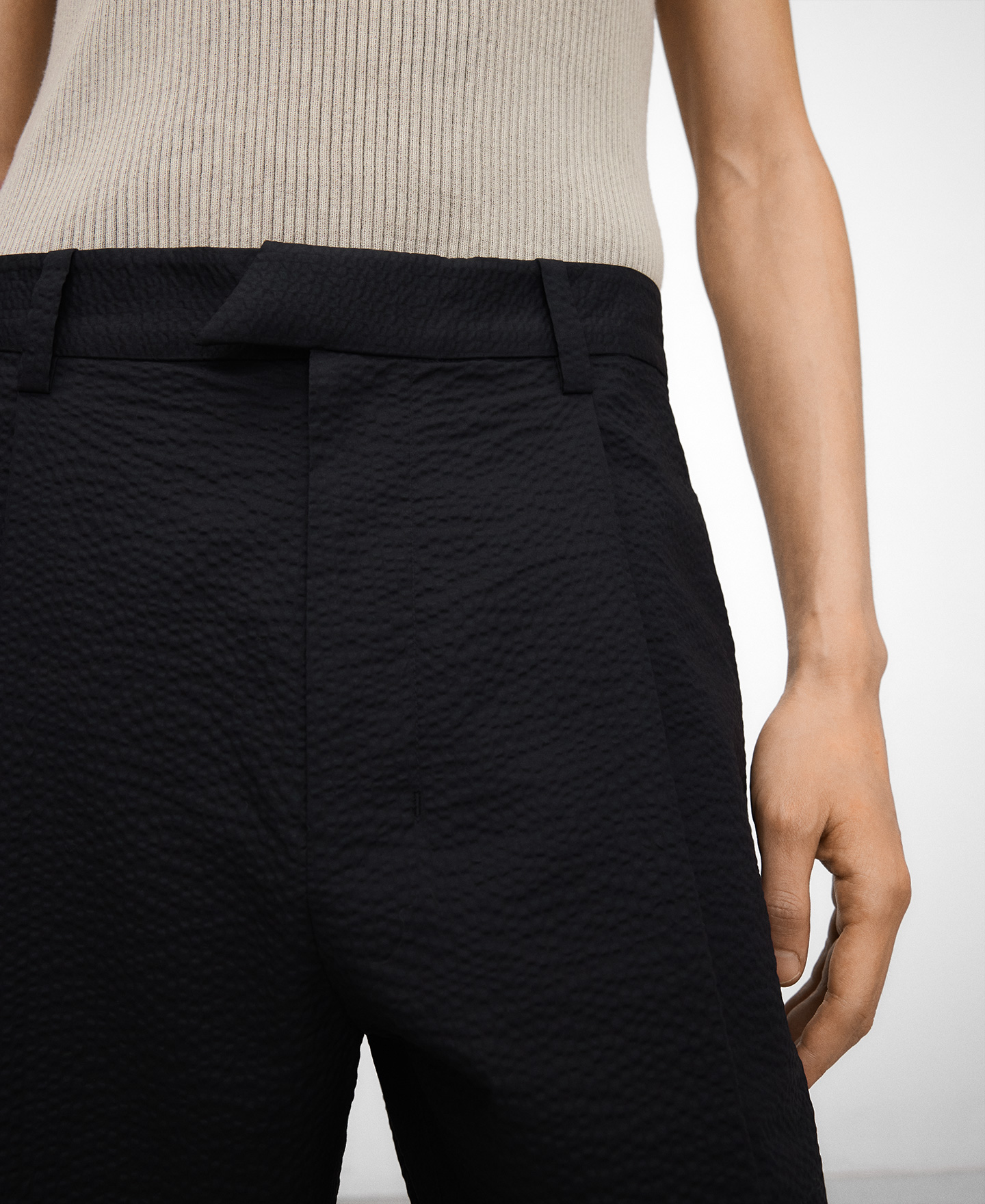 Pantalon chino coupe d&eacute;contract&eacute;e en seersucker image number 2