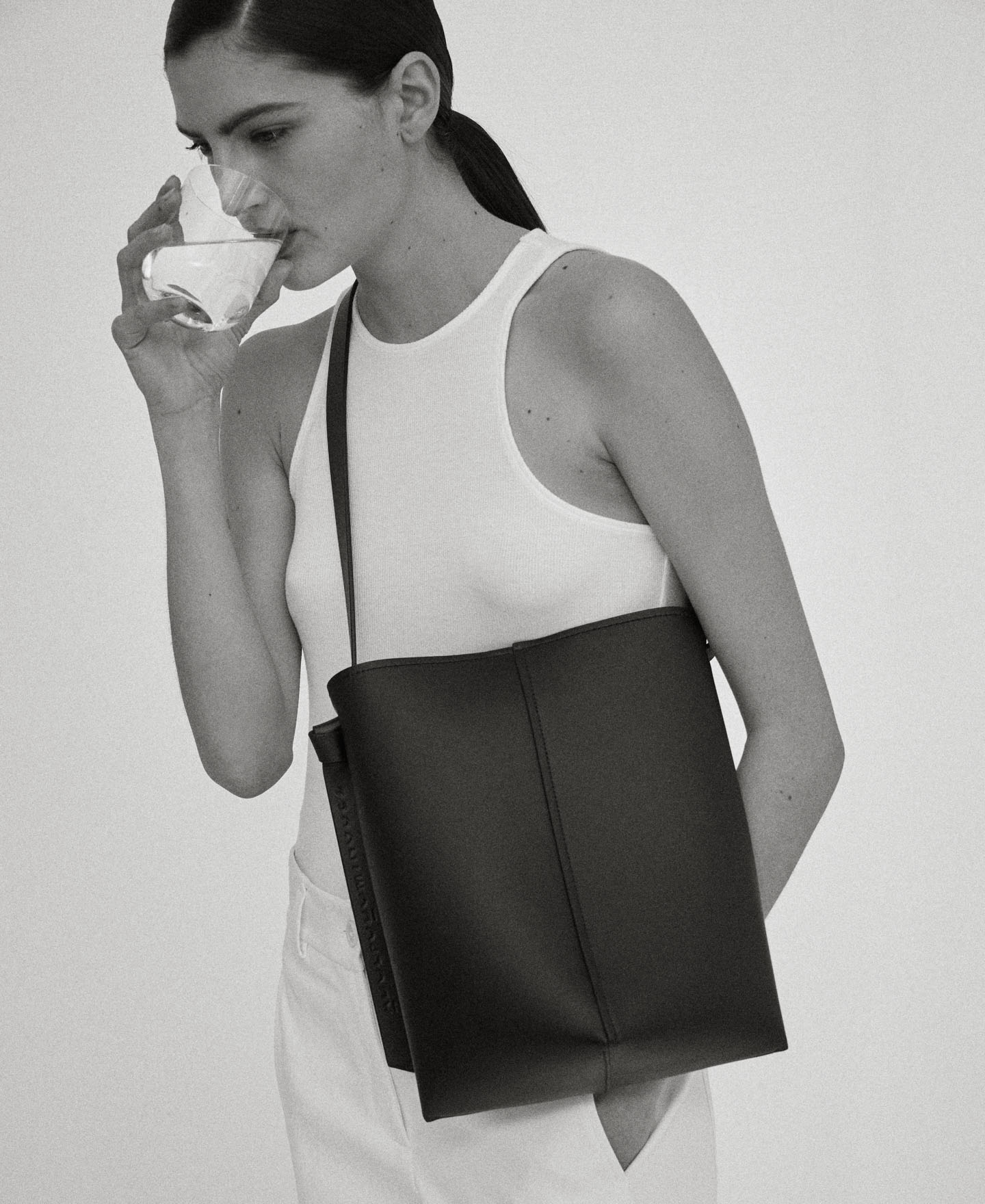 Bolso en piel vaqueta base triangular image number 3