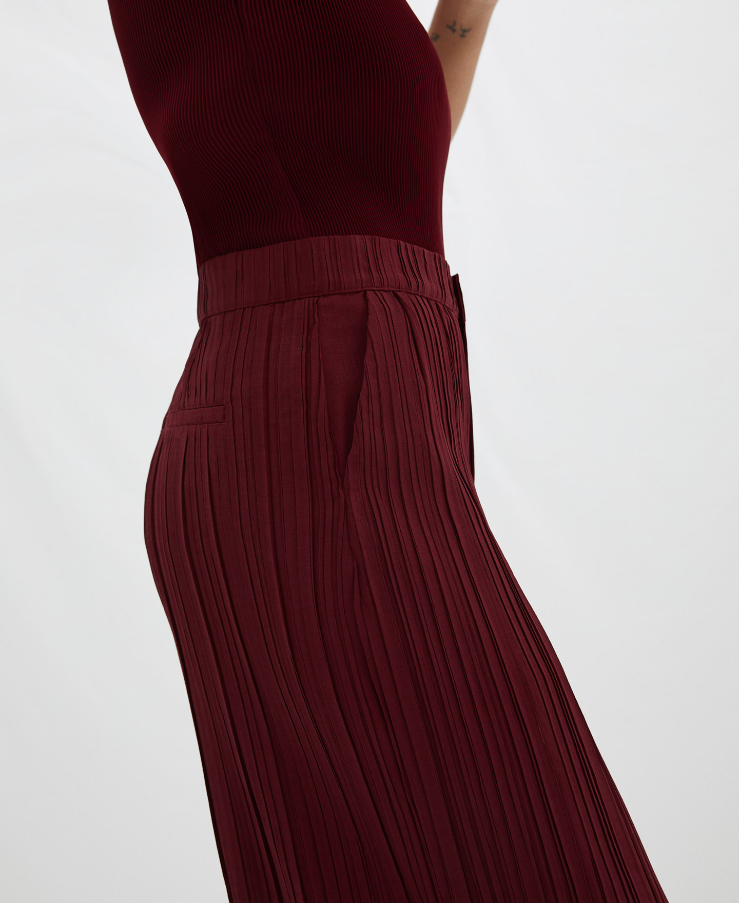 Pantalón oversize en crinkle image number 3