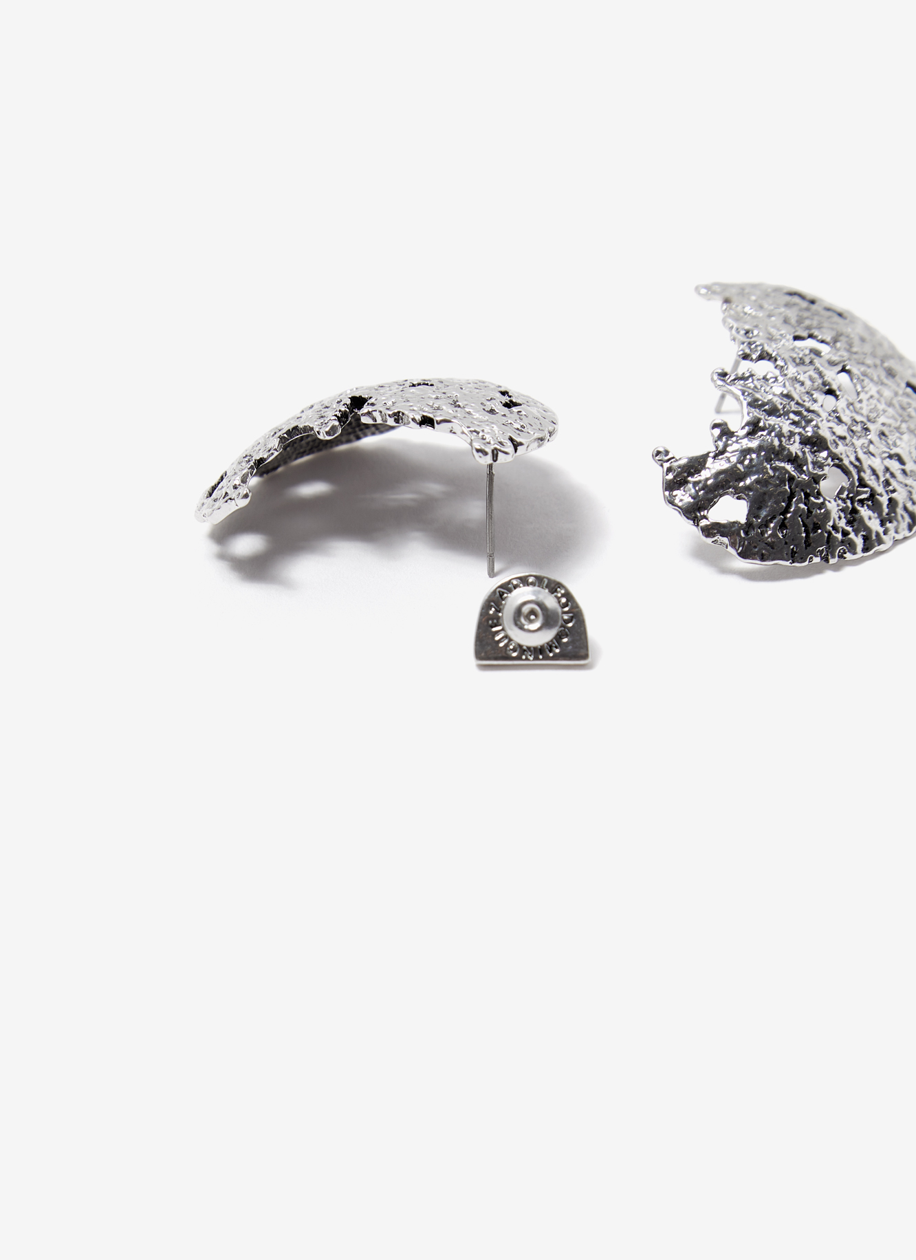 Short earrings with organic silhouette image number 1