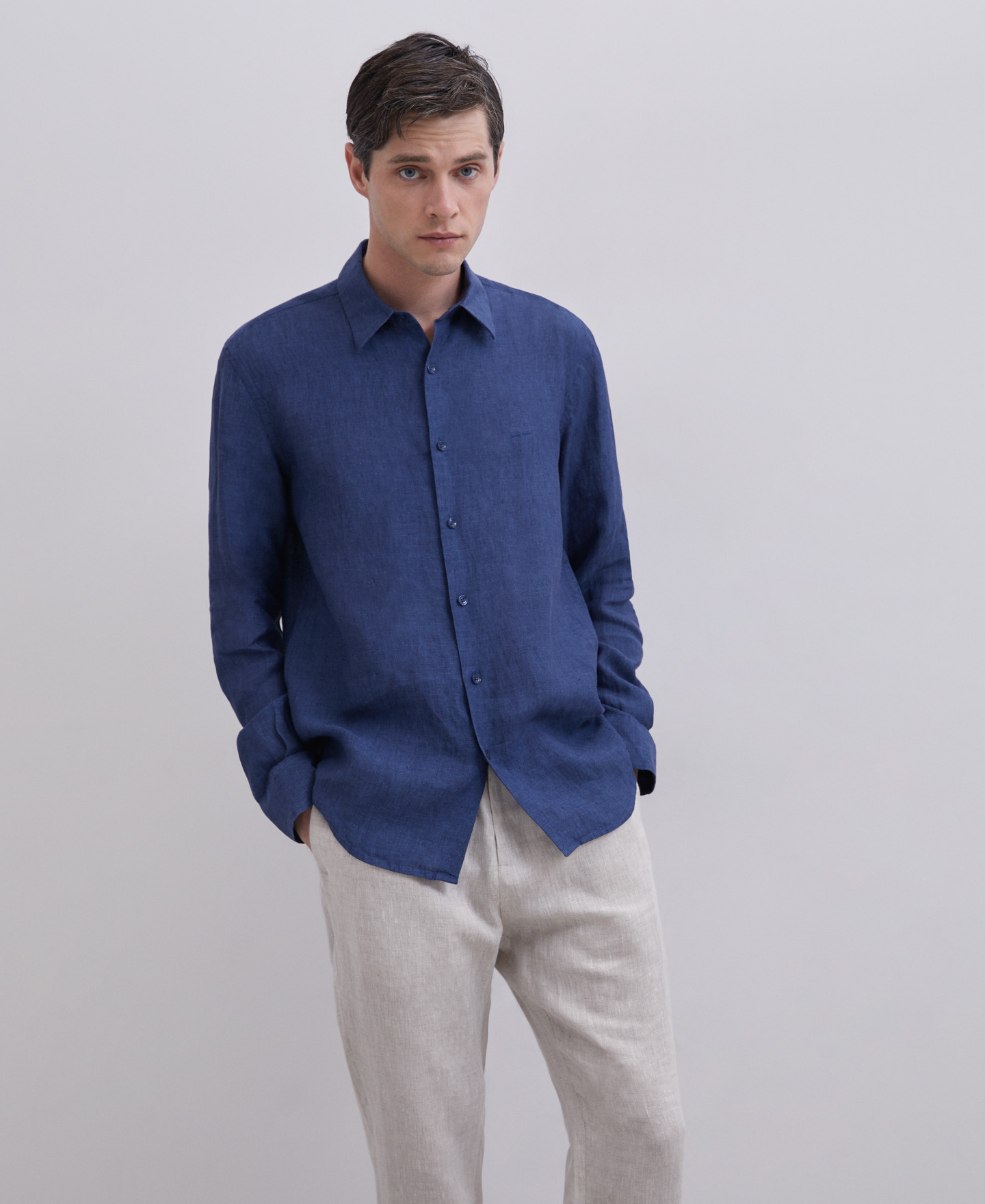 Camisa blanca cuello camisero en lino image number 0