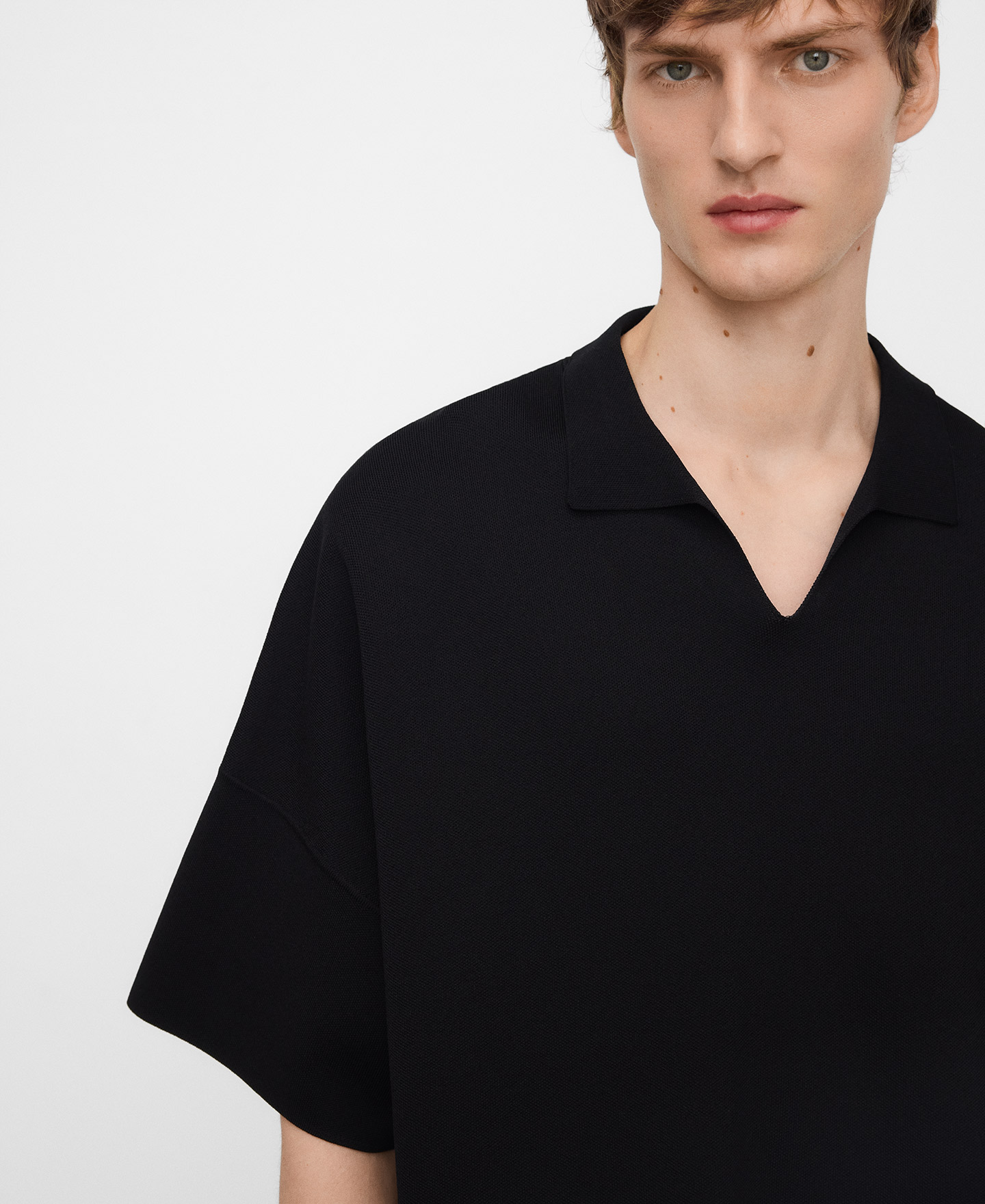 Polo crep&eacute; cuello pico image number 3