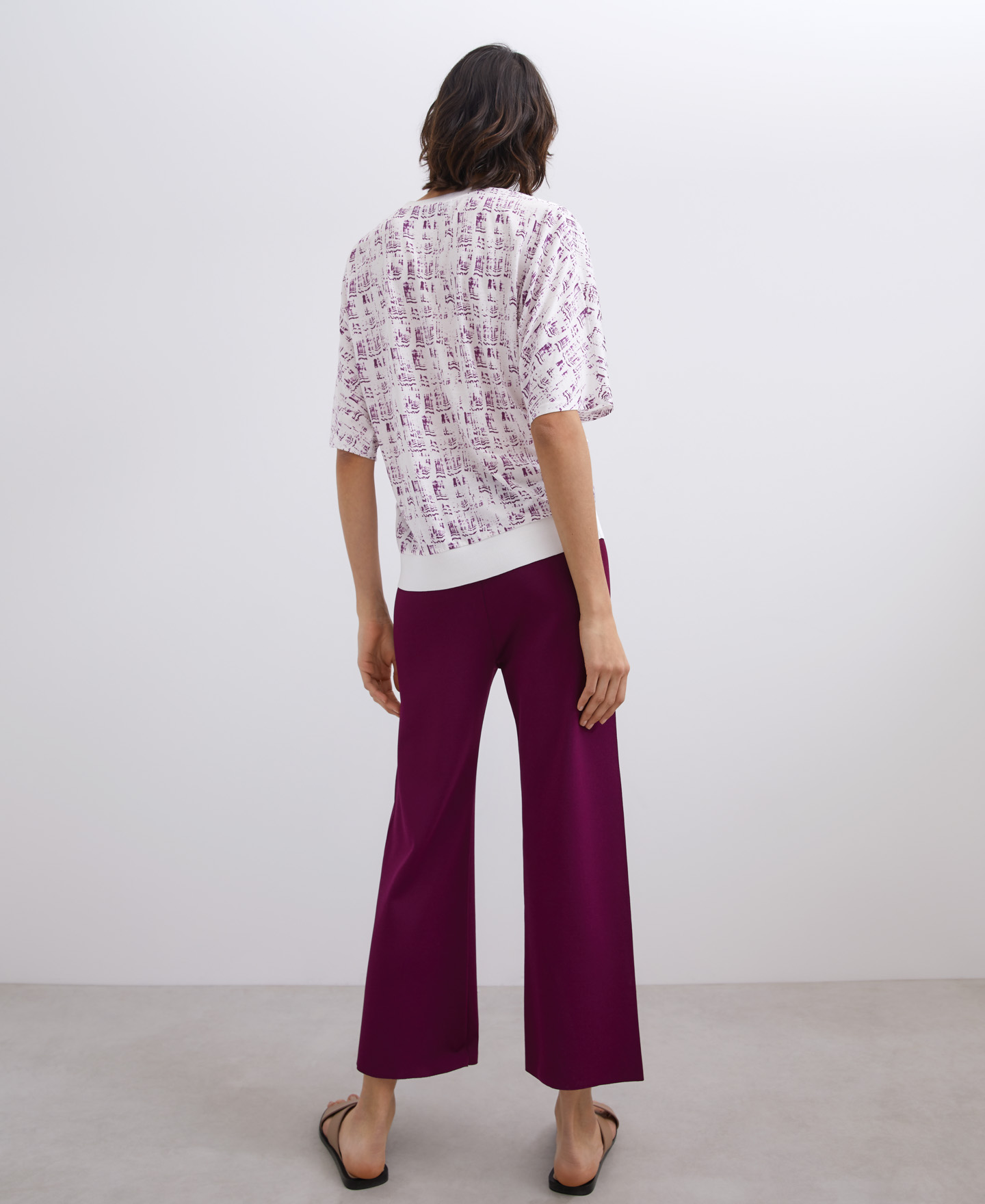 V-neck printed t-shirt image number 2
