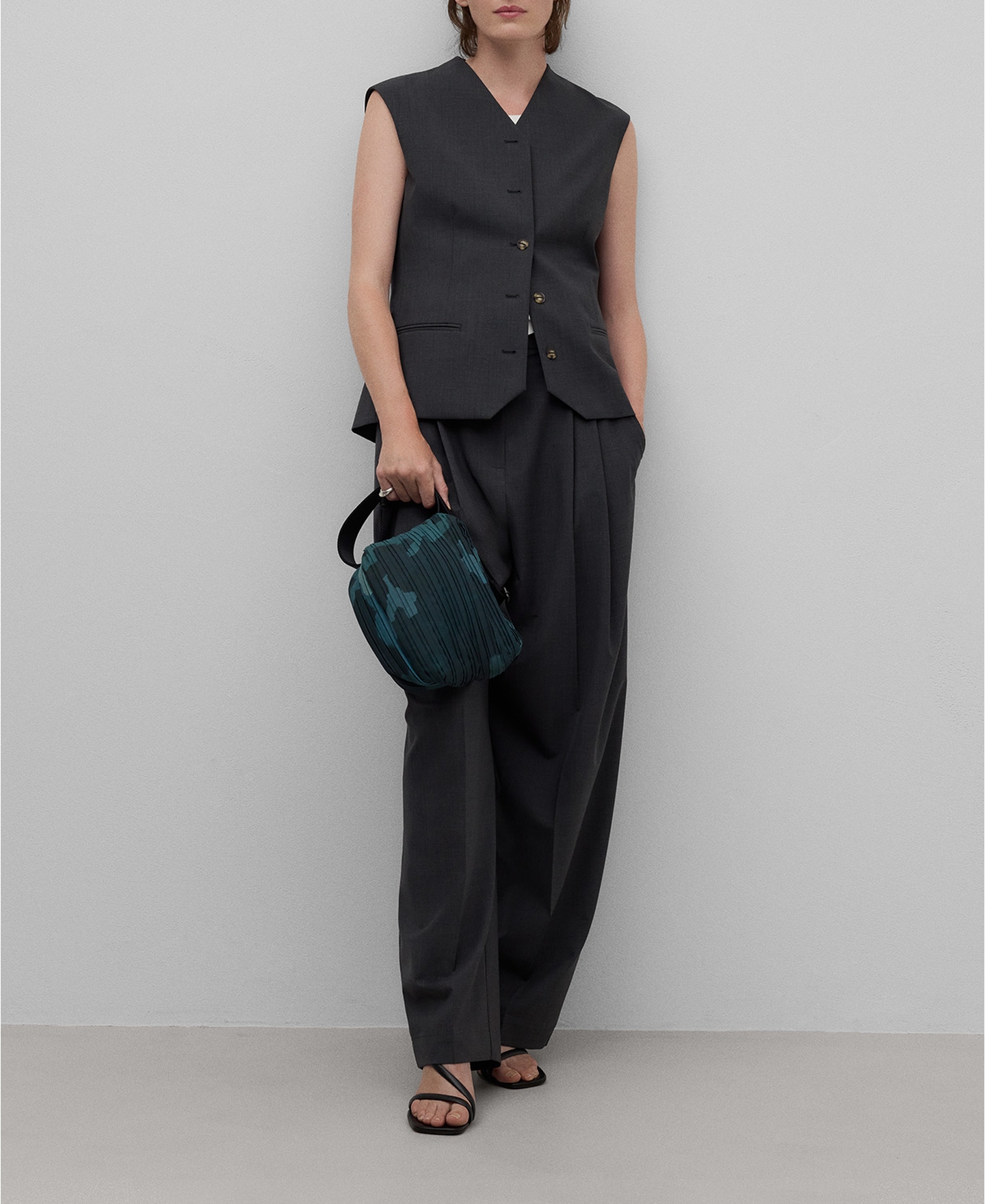 Medium crinkle crossbody woman image number 4