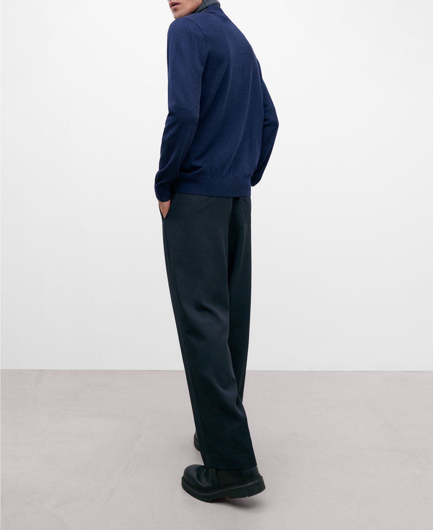 Polo lana merino azul marino para hombre image number 2