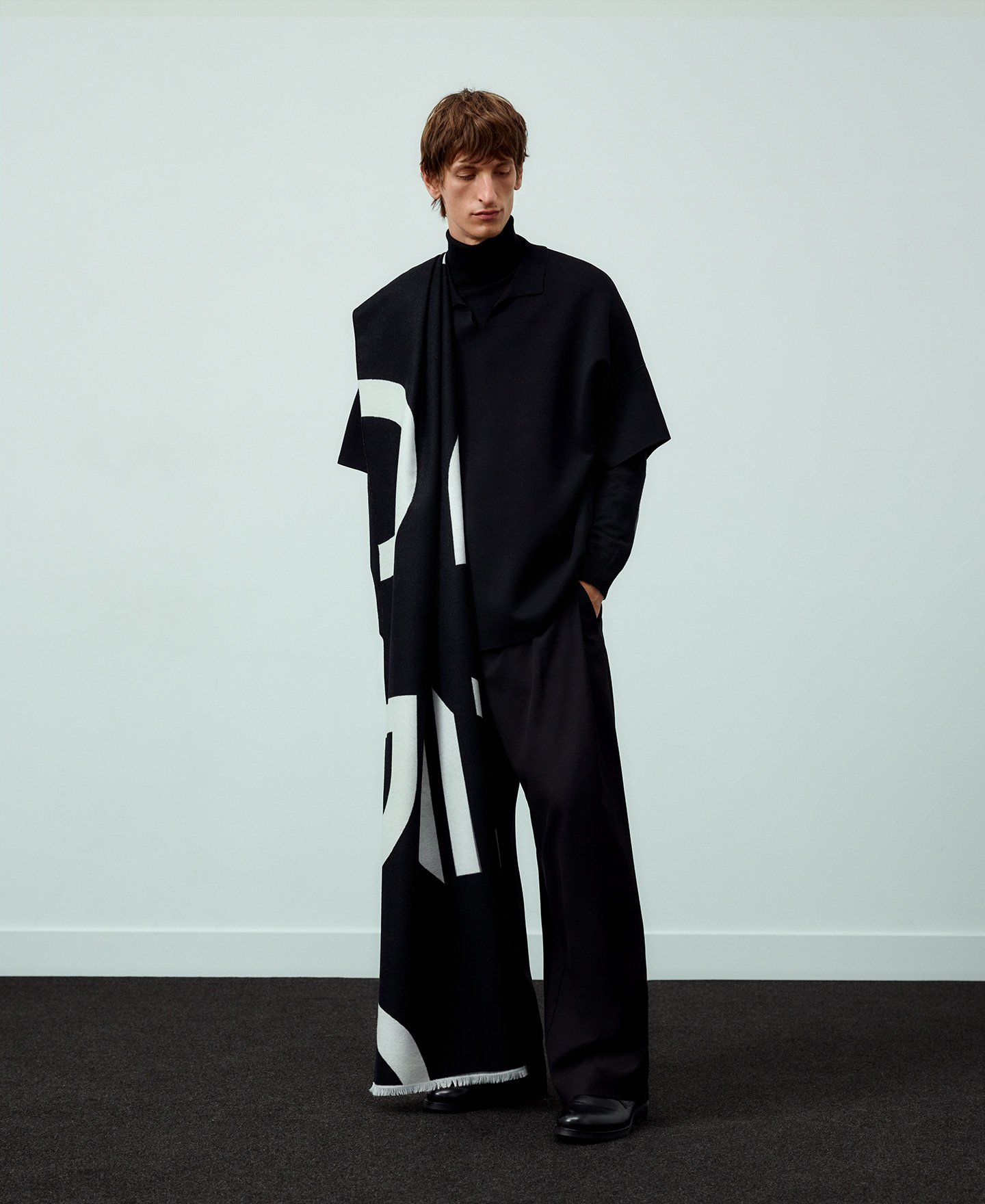 Bufanda bicolor maxi logo jacquard mujer image number 3