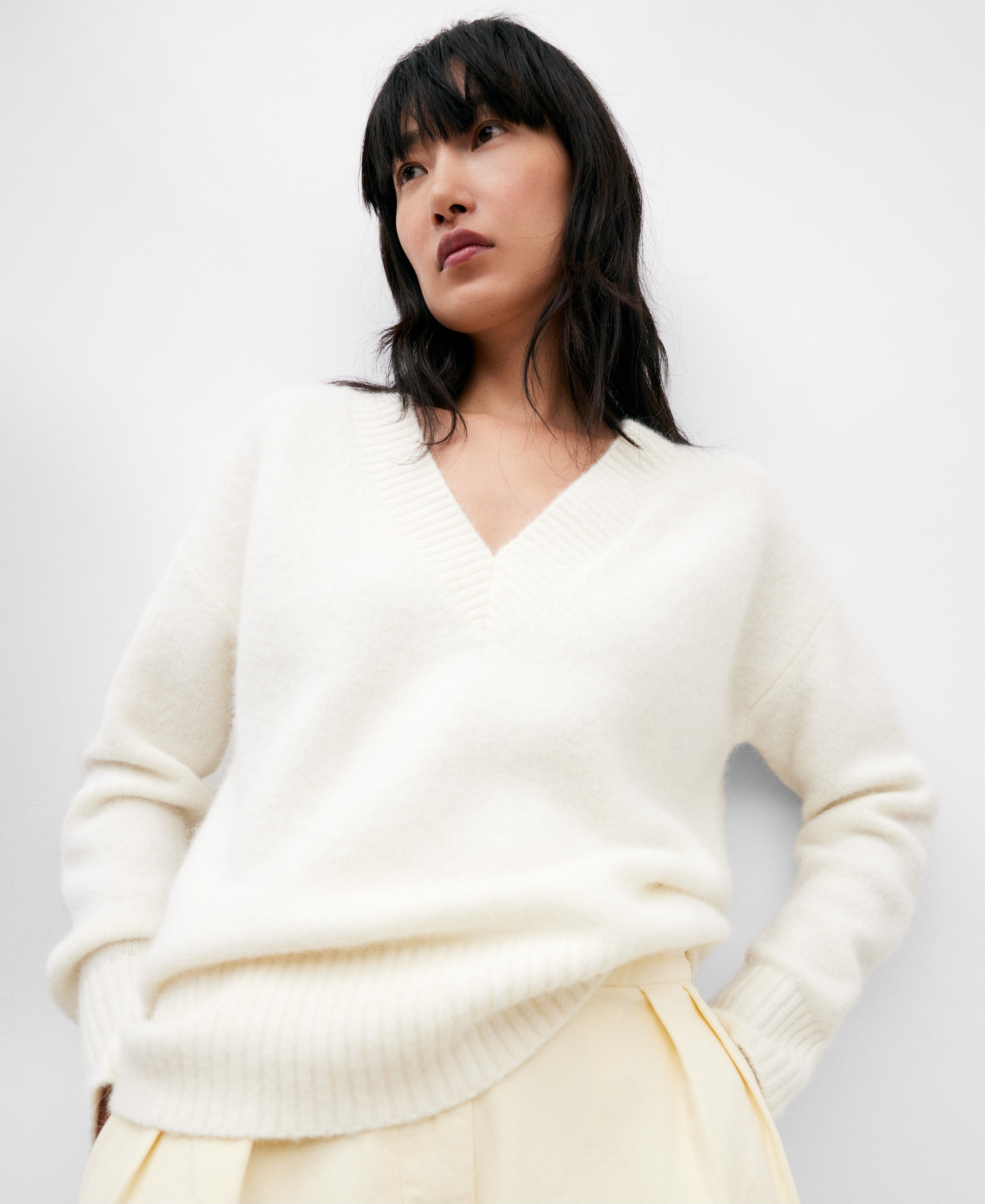 Jersey cuello pico mujer image number 0