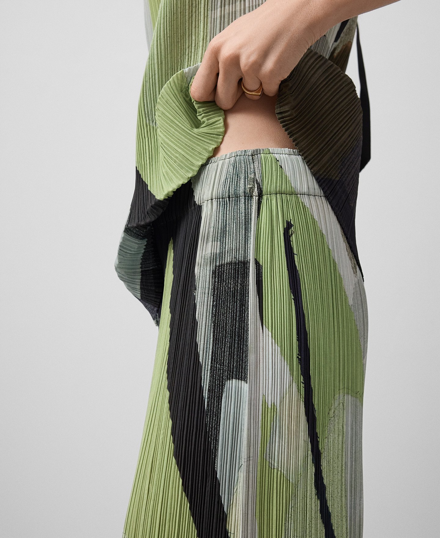 Pantalón crinkle estampado mujer image number 3