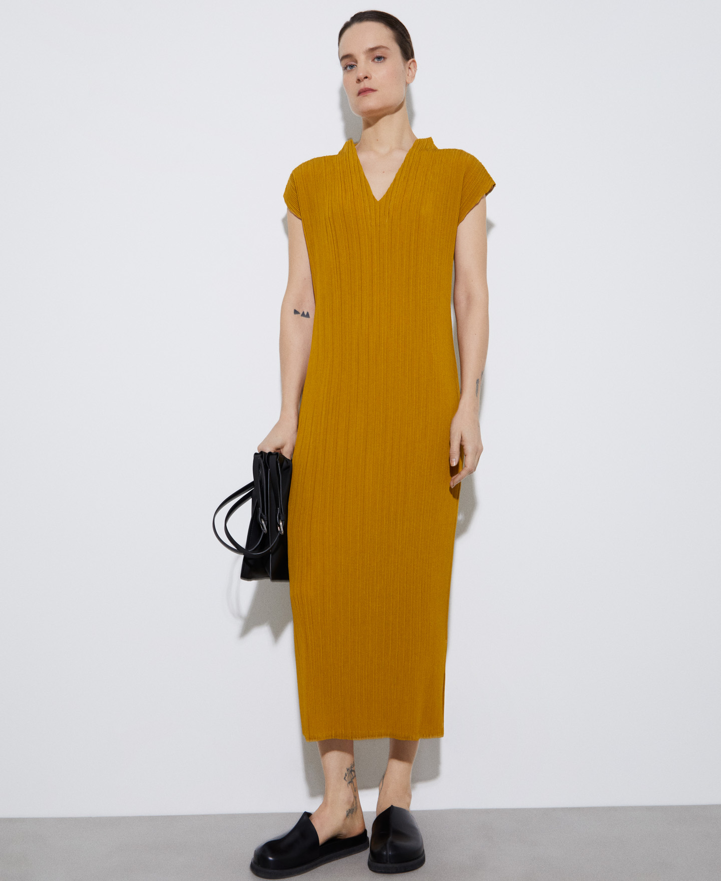 V-neck crinkle dress image number 1