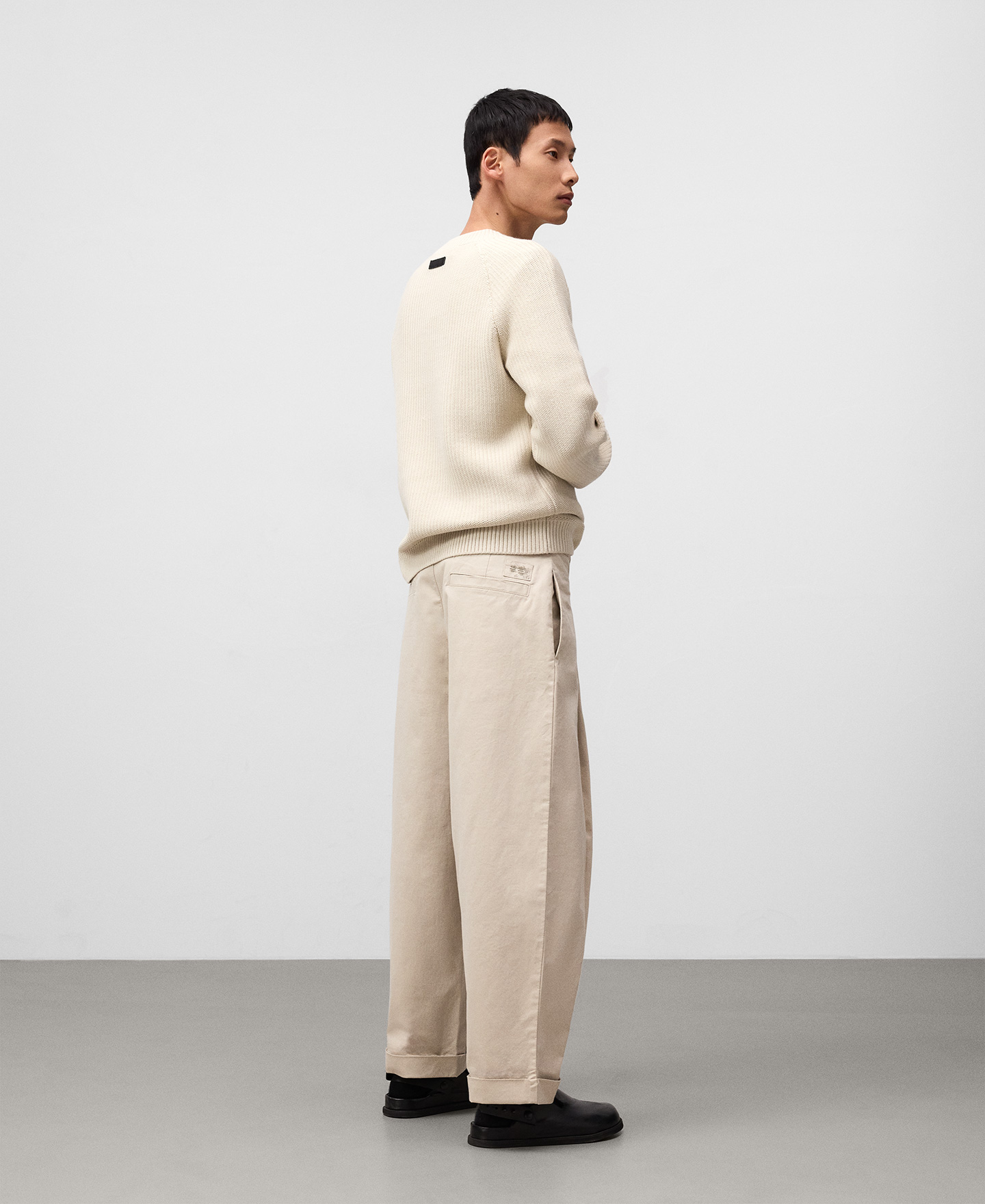Straight pleated trousers man image number 2