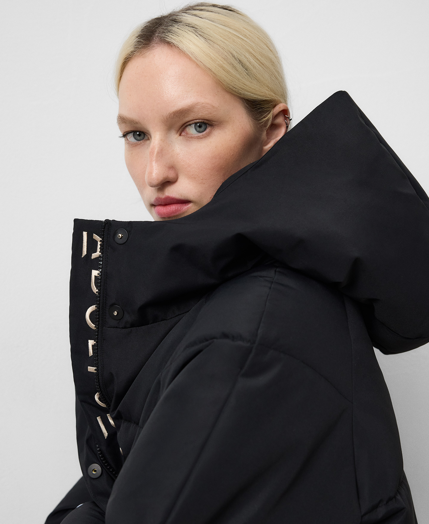 Casaco longo acolchoado para mulher image number 3