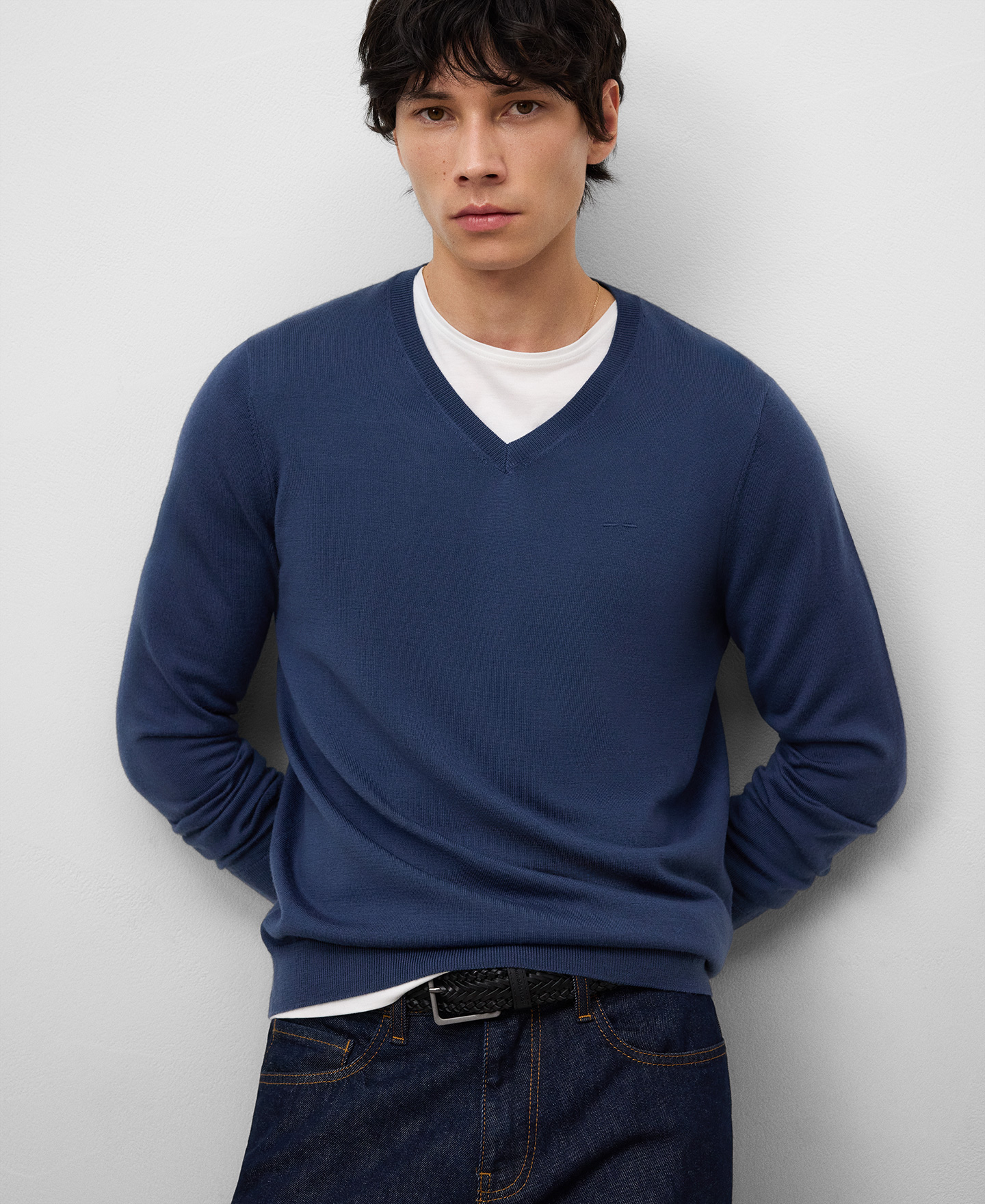 Merino wool V-neck sweater man image number 0