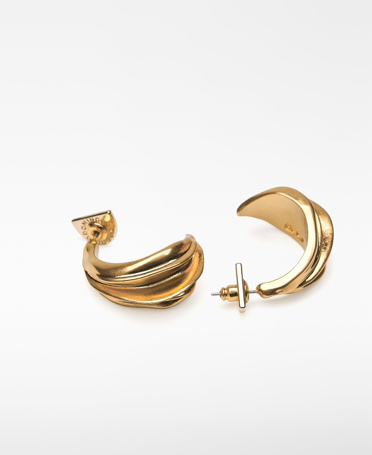 Raised metal hoops woman image number 2