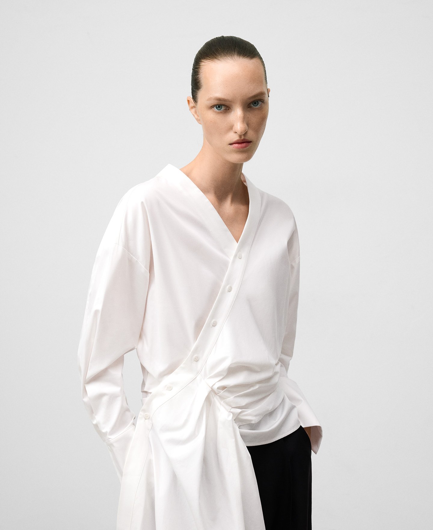 Camisa cruzada com godê lateral para mulher image number 0