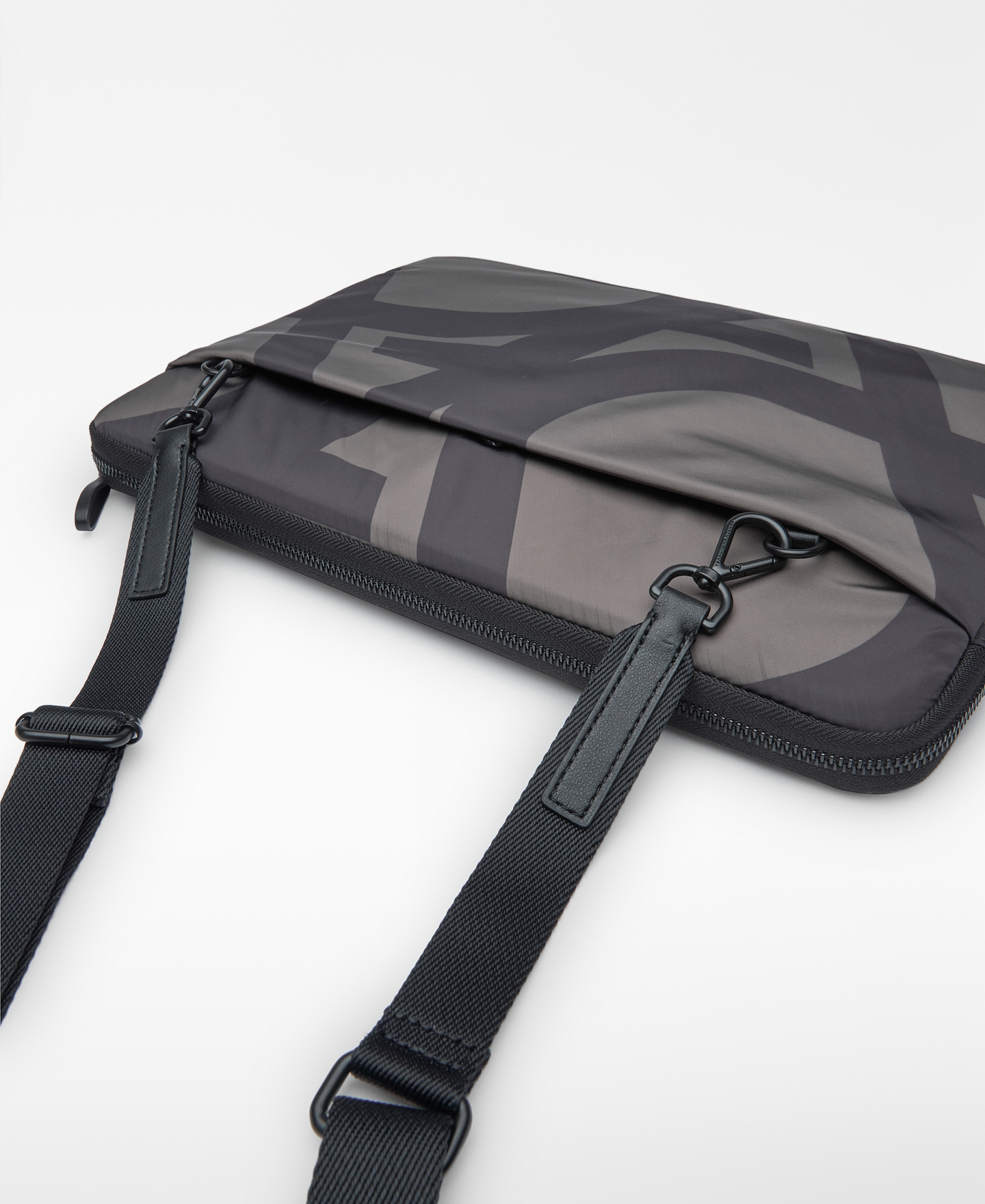 Funda port&aacute;til maxi logo nailon image number 2
