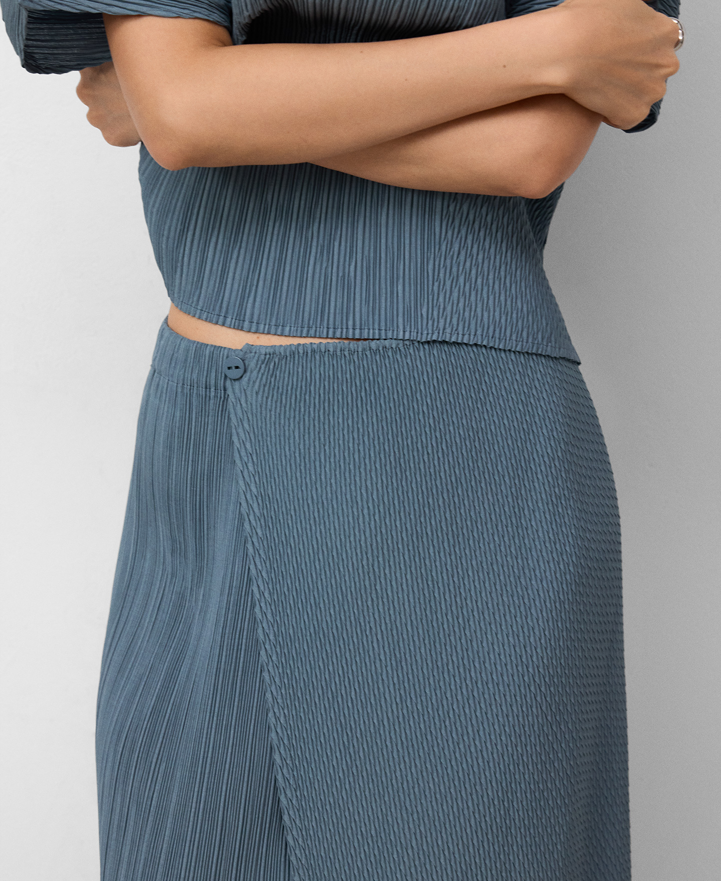 Perkins collar crinkle top woman image number 5