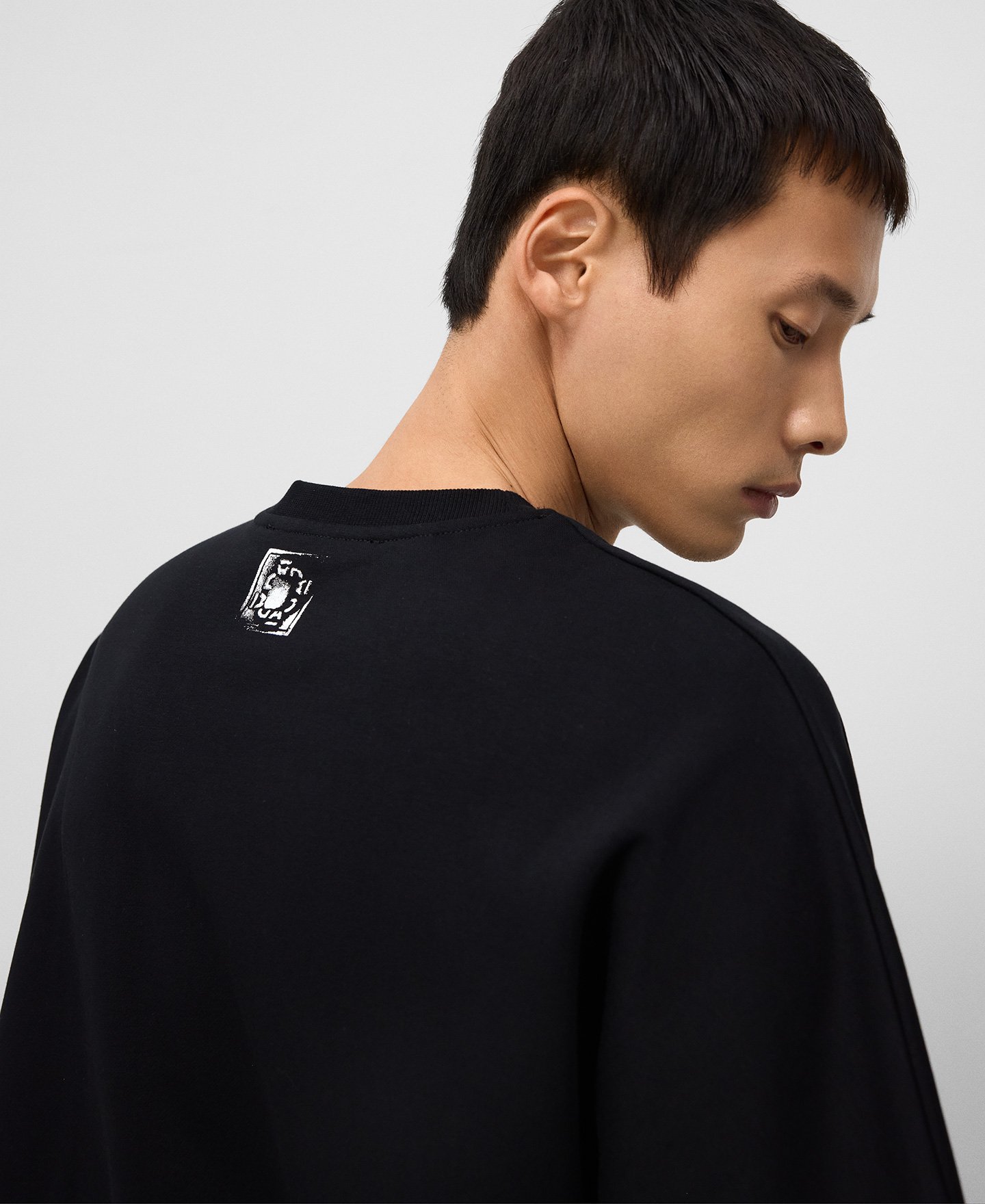 Back seam detail T-shirt man image number 3