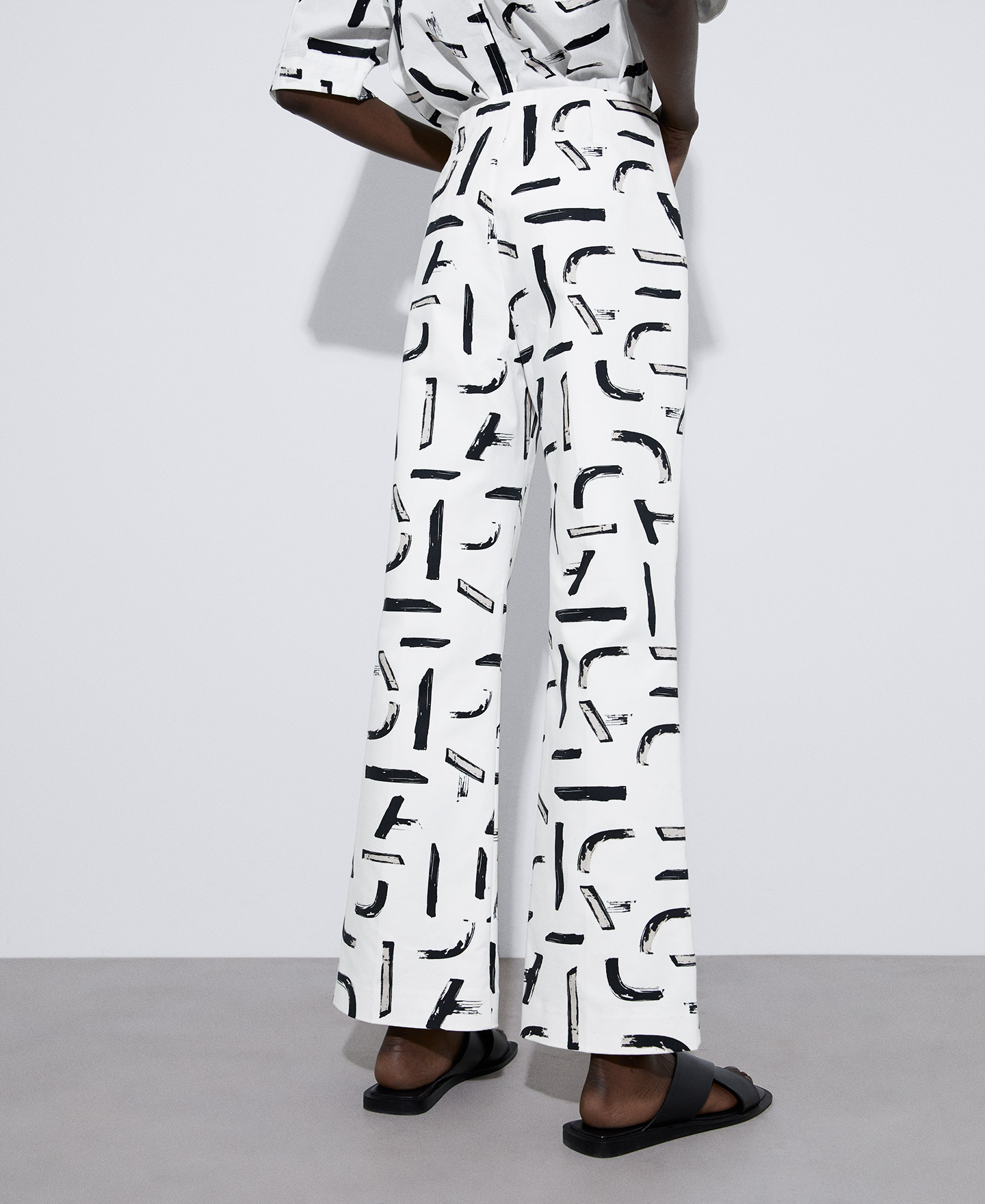 Straight printed trousers image number 2