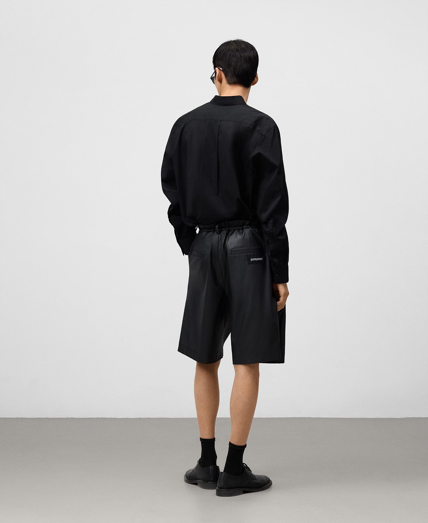 Bermuda negra relaxed fit hombre image number 2
