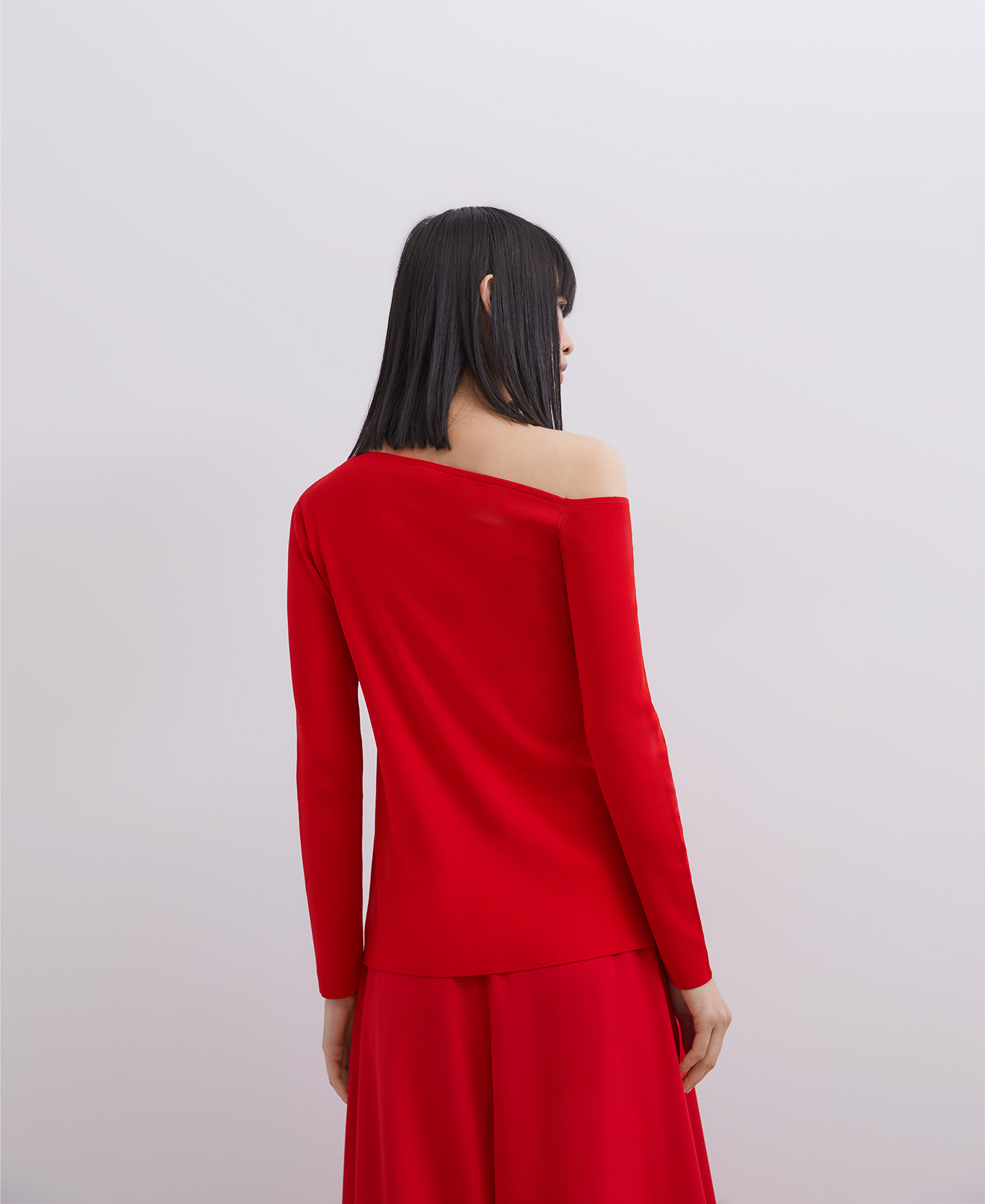 Asymmetric thick-stretch knit sweater image number 1