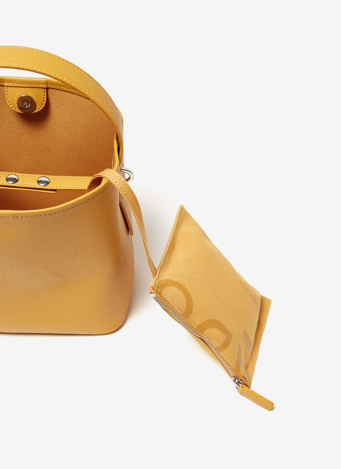 Bolso cubo pequeño efecto saffiano image number 3