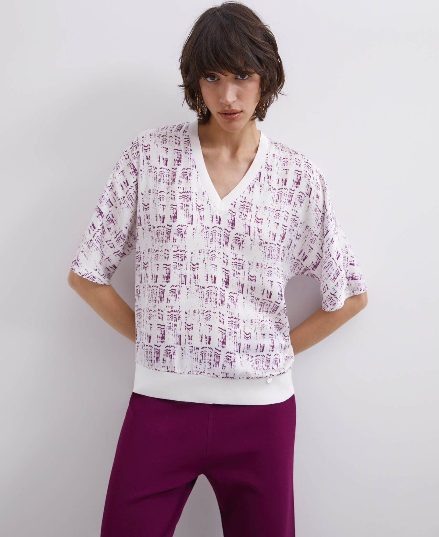 V-neck printed t-shirt image number 1