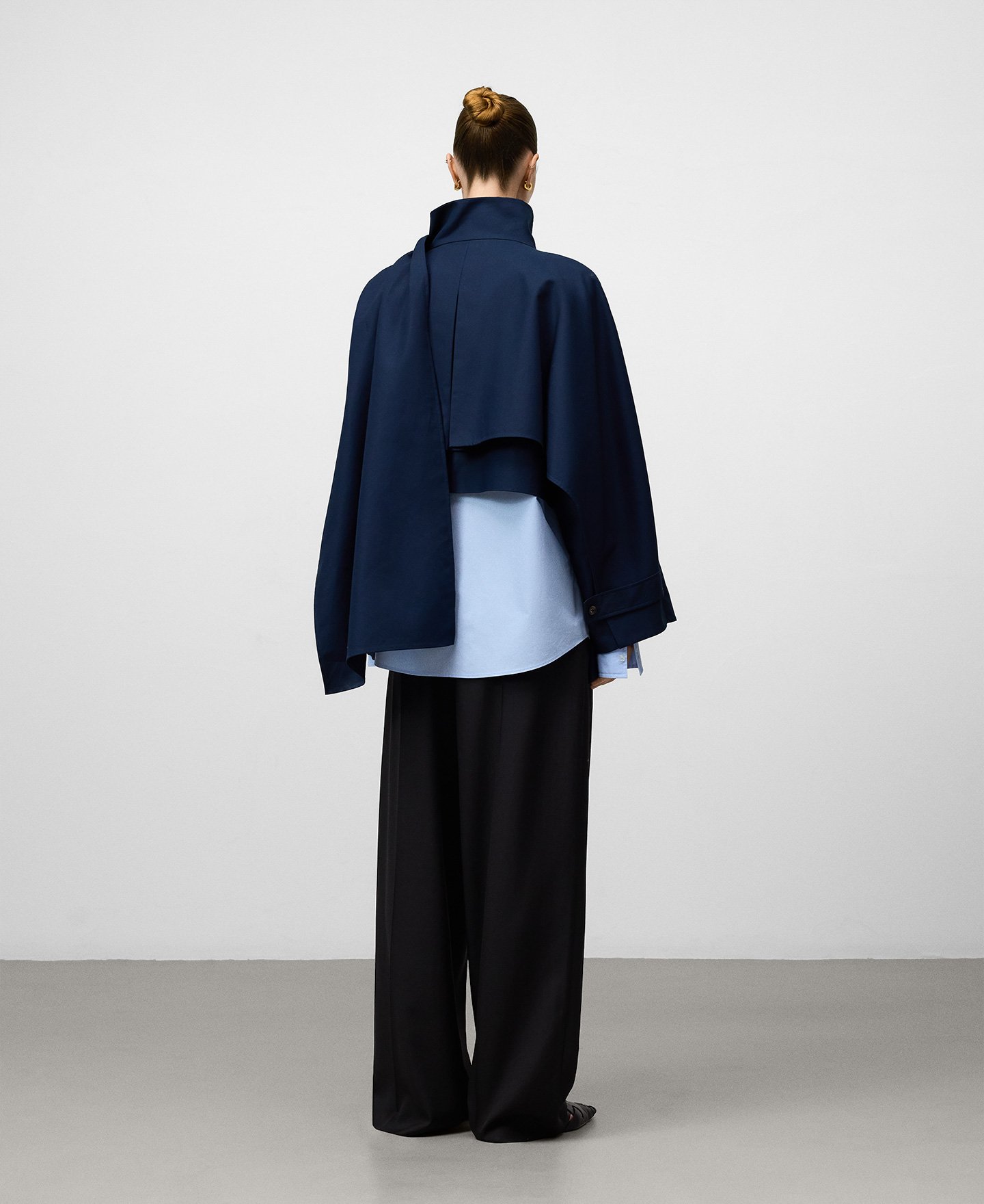 Gabardina corta chal superpuesto mujer image number 2