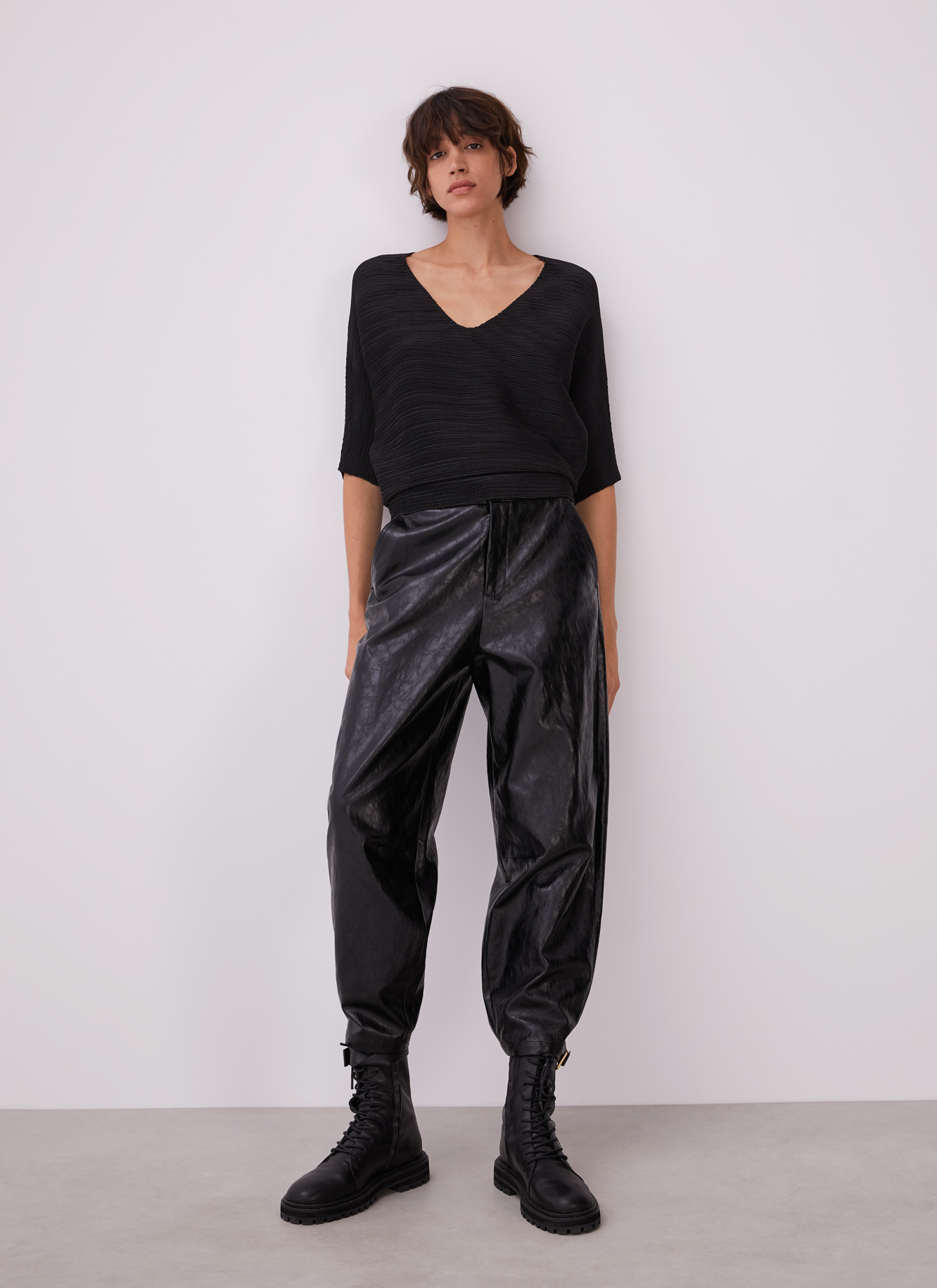 Crinkle sweatshirt with v-neckline image number 3
