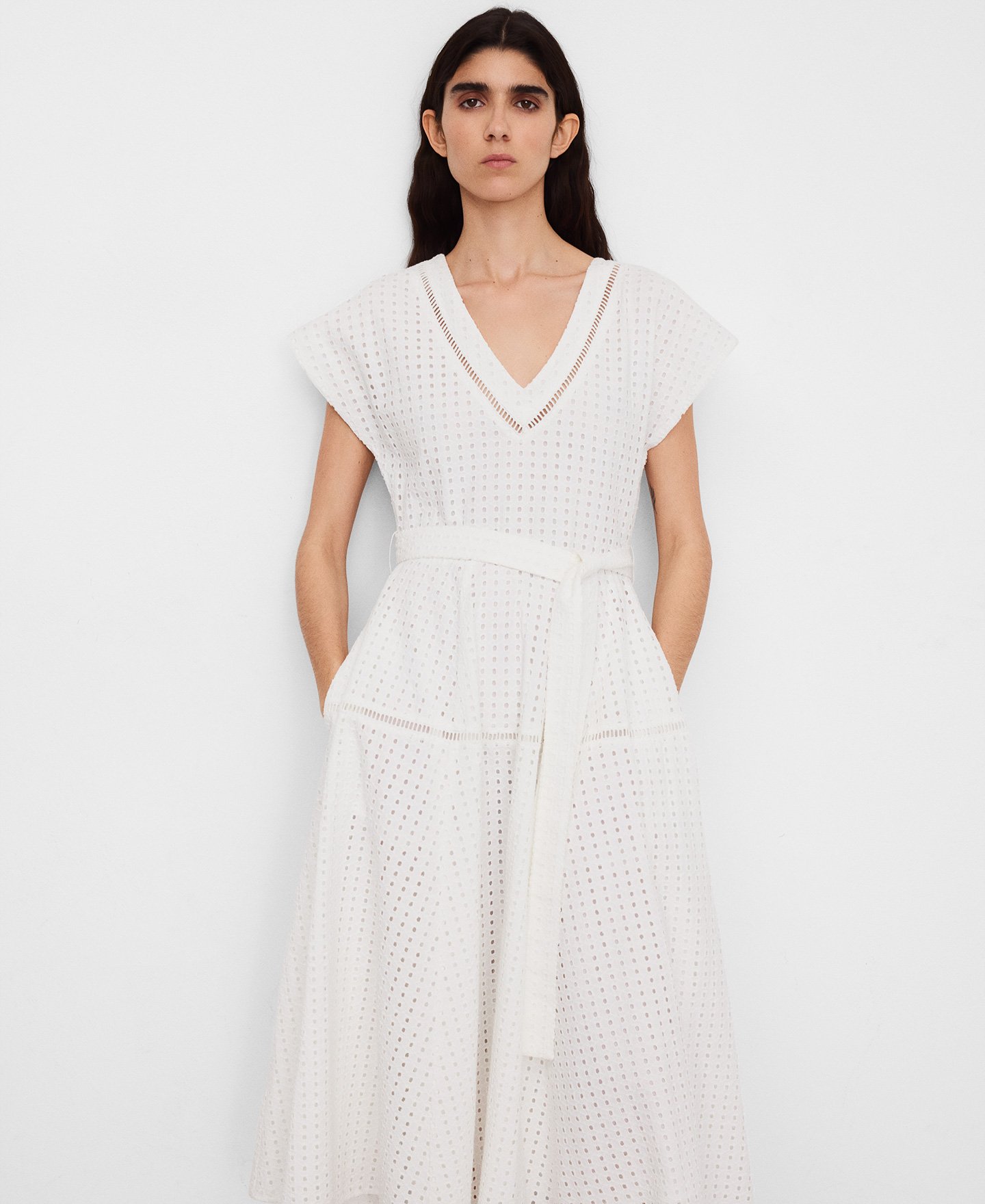 Vestido bordado ingl&eacute;s escote pico image number 0