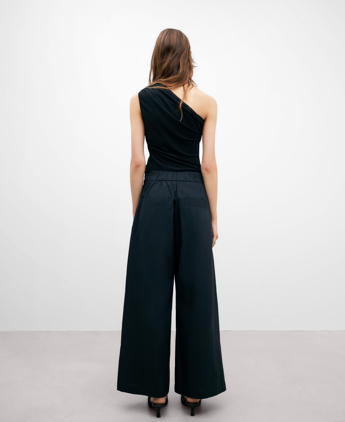 Asymmetric black draped T-shirt image number 2