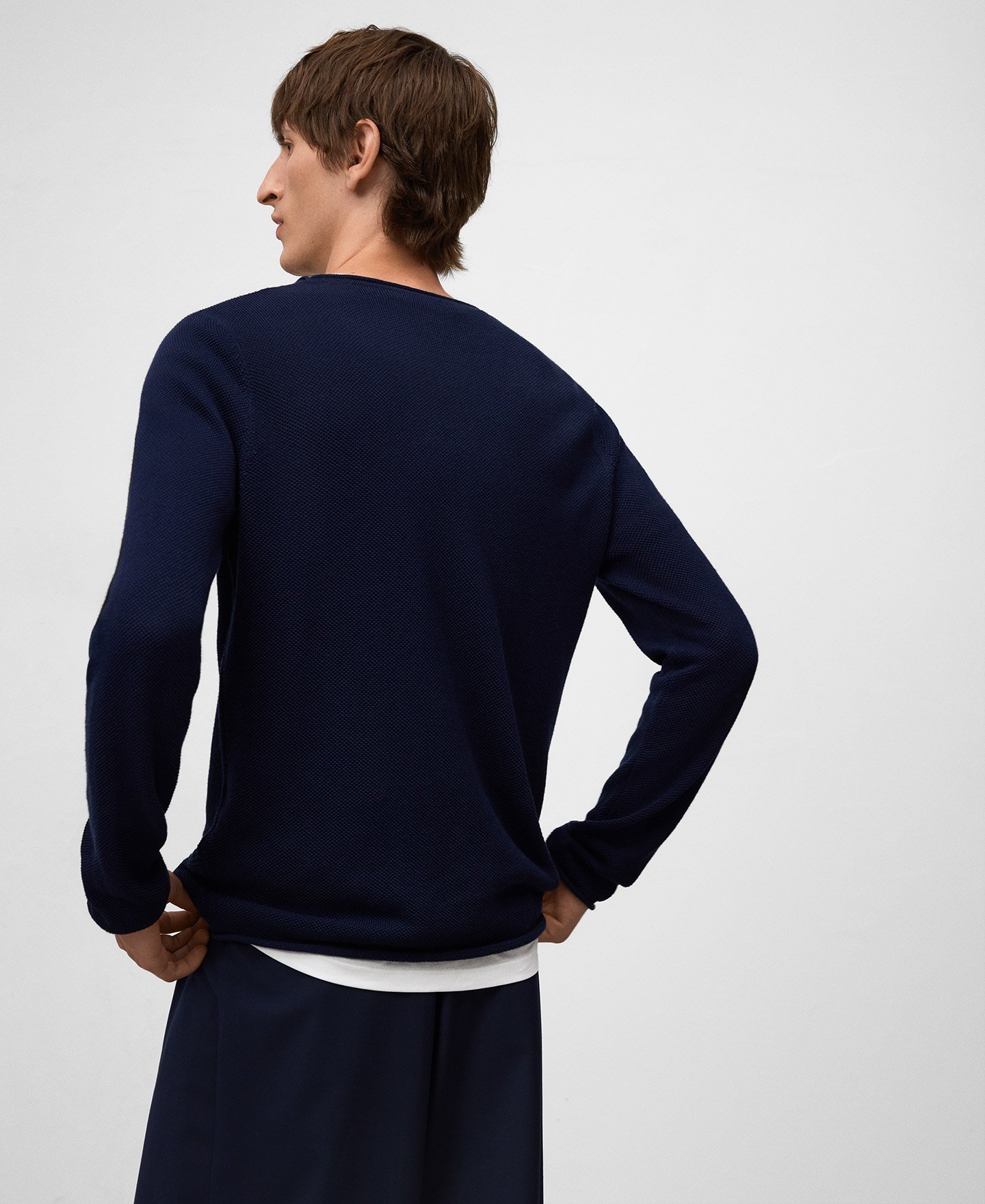 Camiseta estructura cuello rulo hombre image number 2