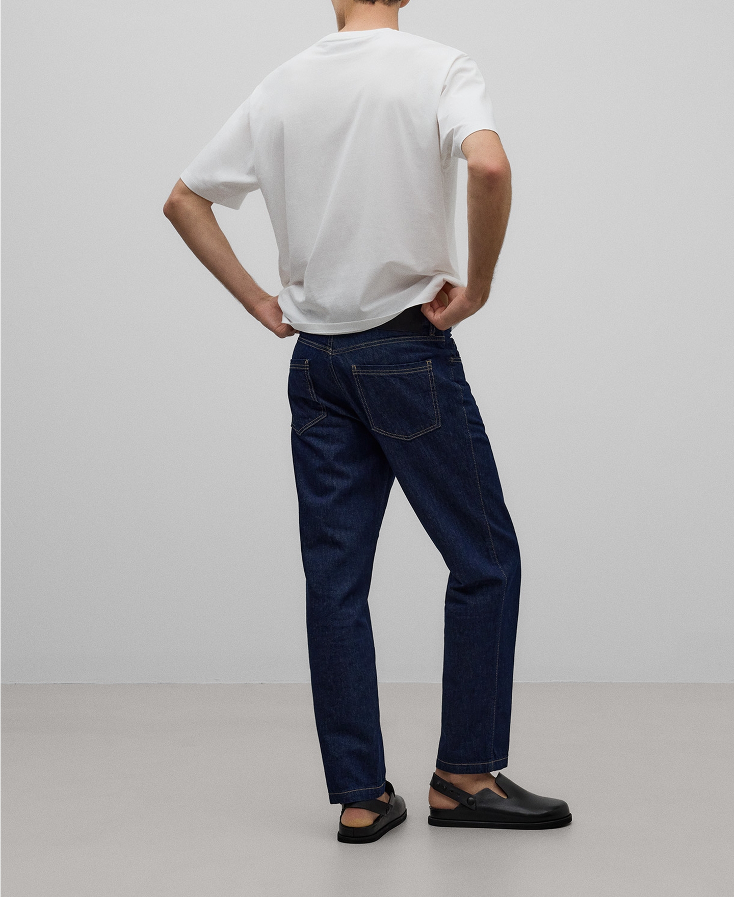 Pantal&oacute;n en denim de algod&oacute;n hombre image number 2