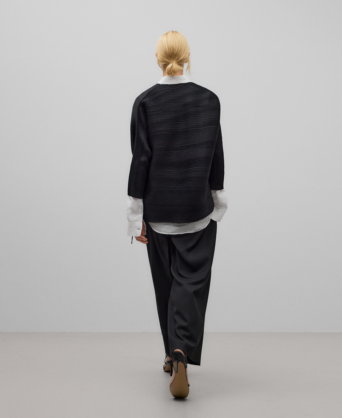 Black crinkle kimono woman image number 2