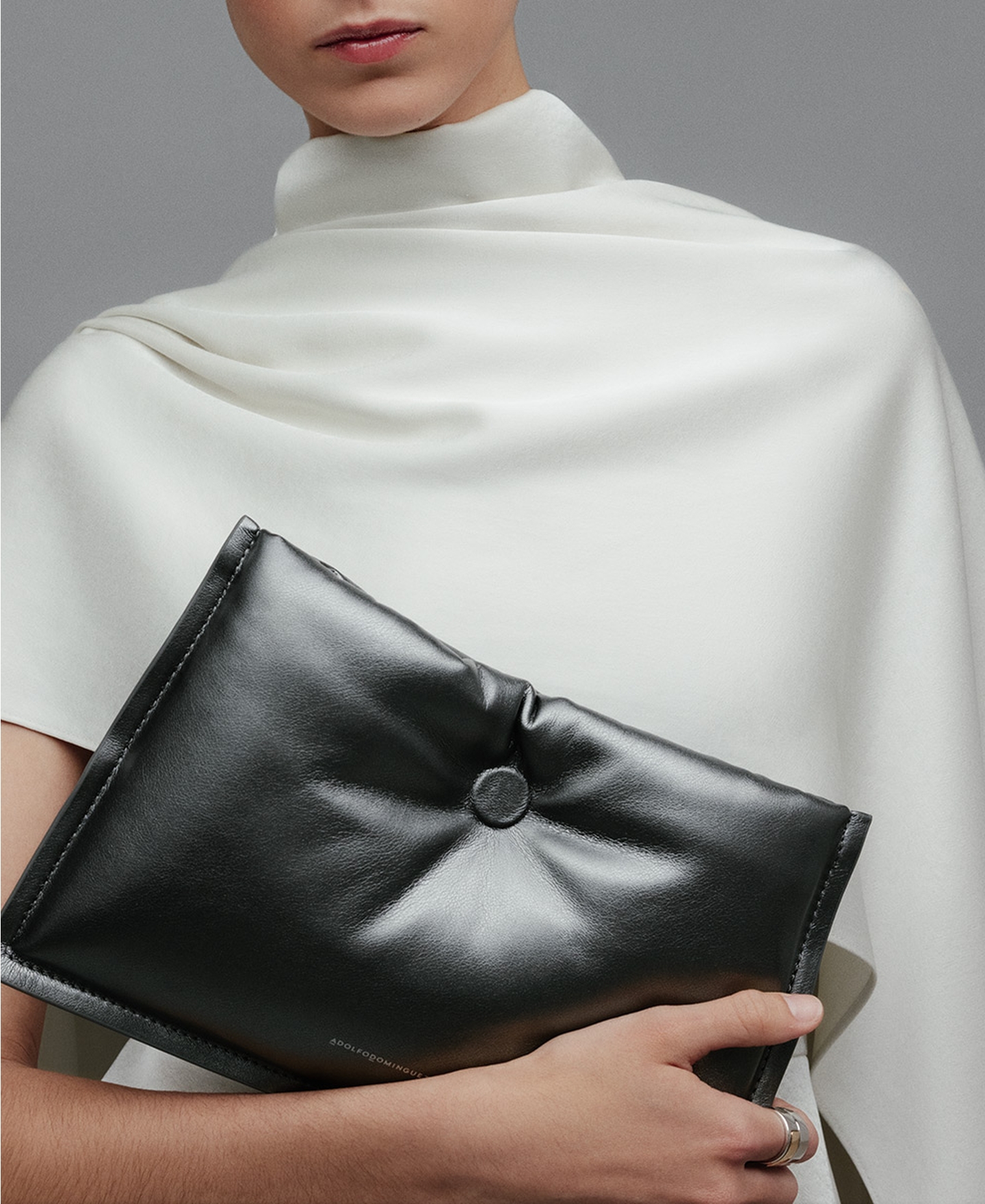 Clutch acolchado plata negra mujer image number 4