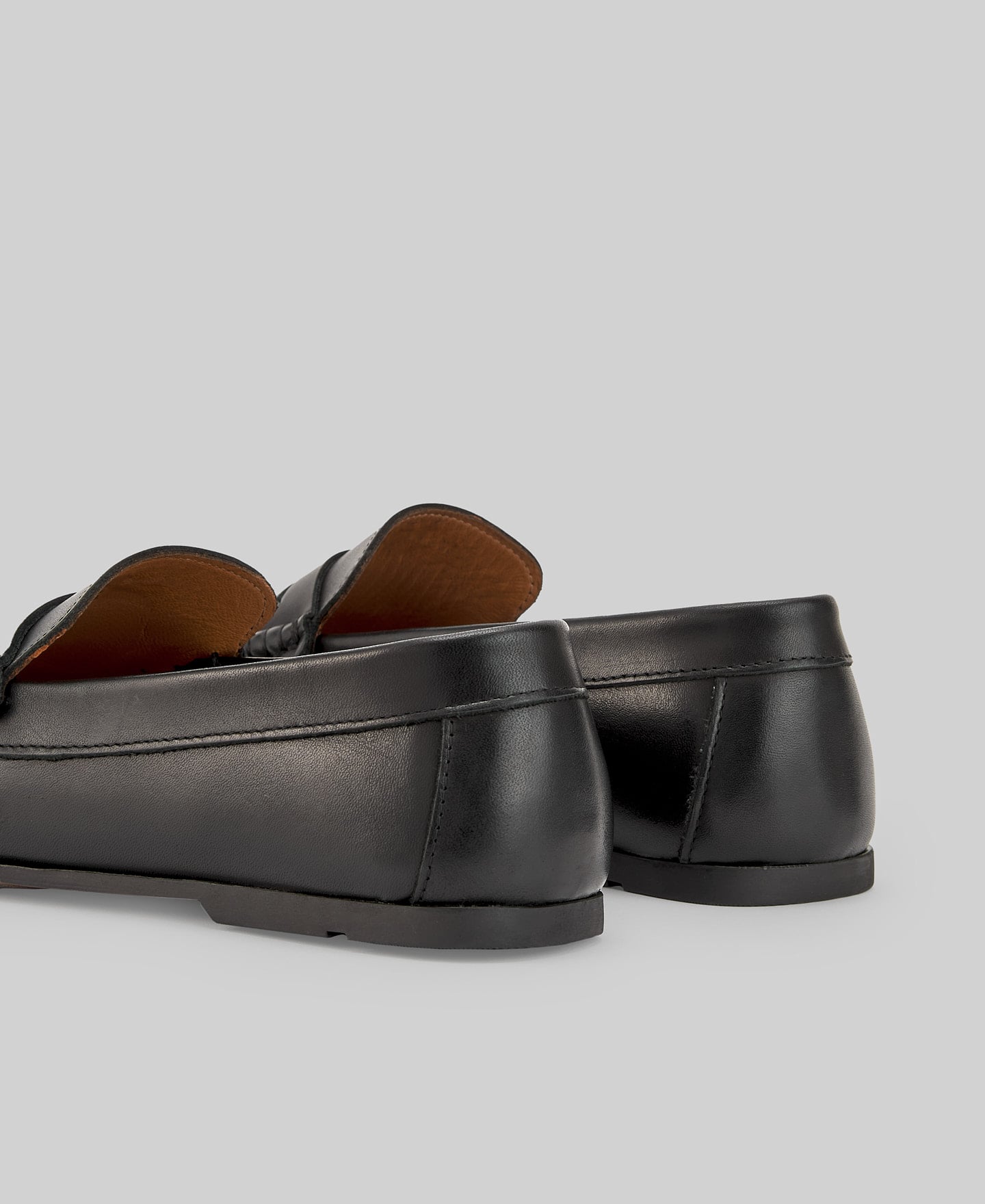 Mocas&iacute;n piel responsable hombre image number 2
