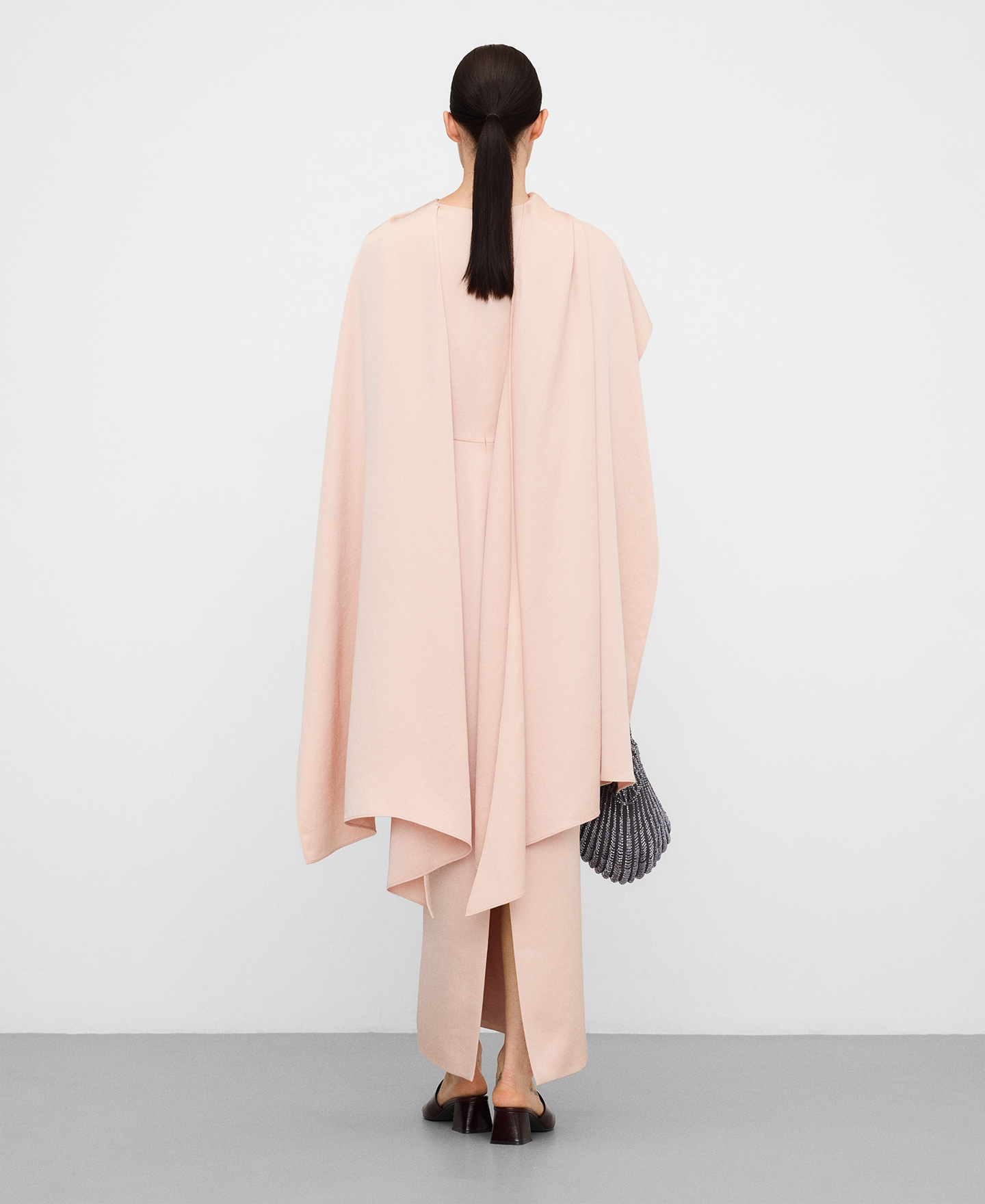 Vestido largo satinado con chal drapeado image number 2