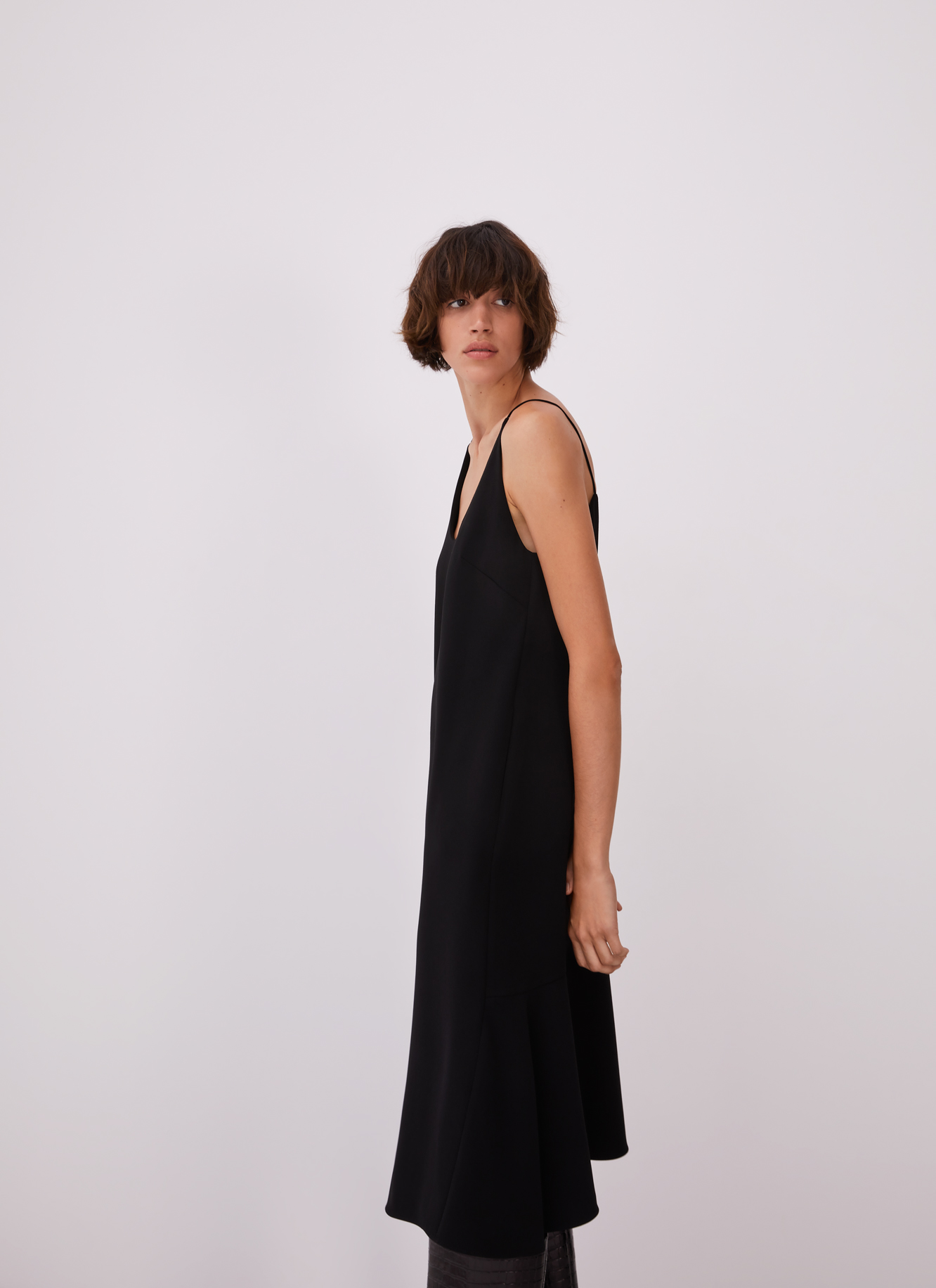 Sleeveless midi black dress image number 5