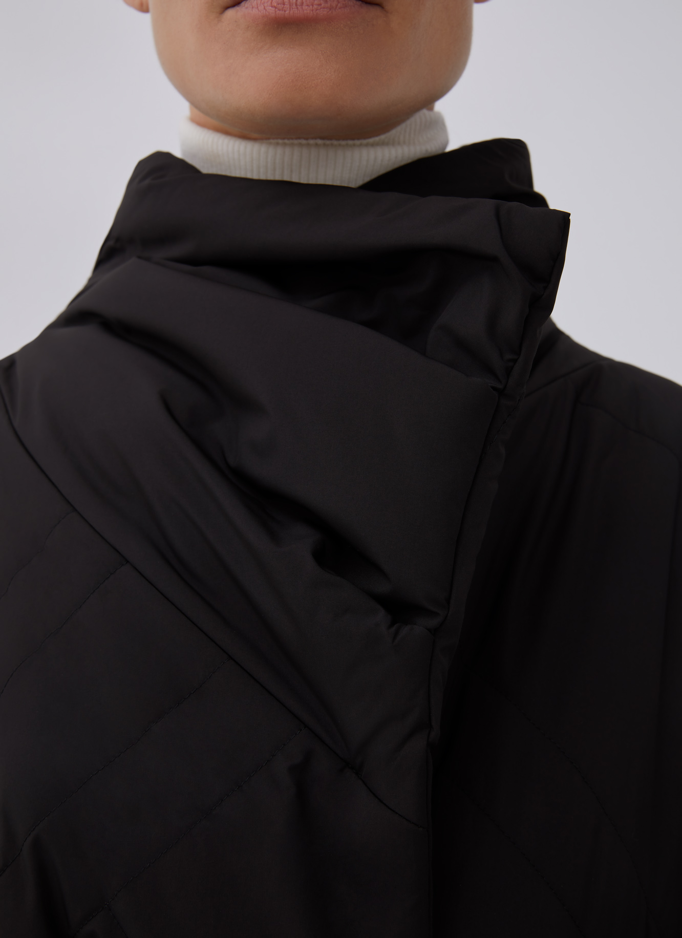 Abrigo acolchado con cuello envolvente image number 3