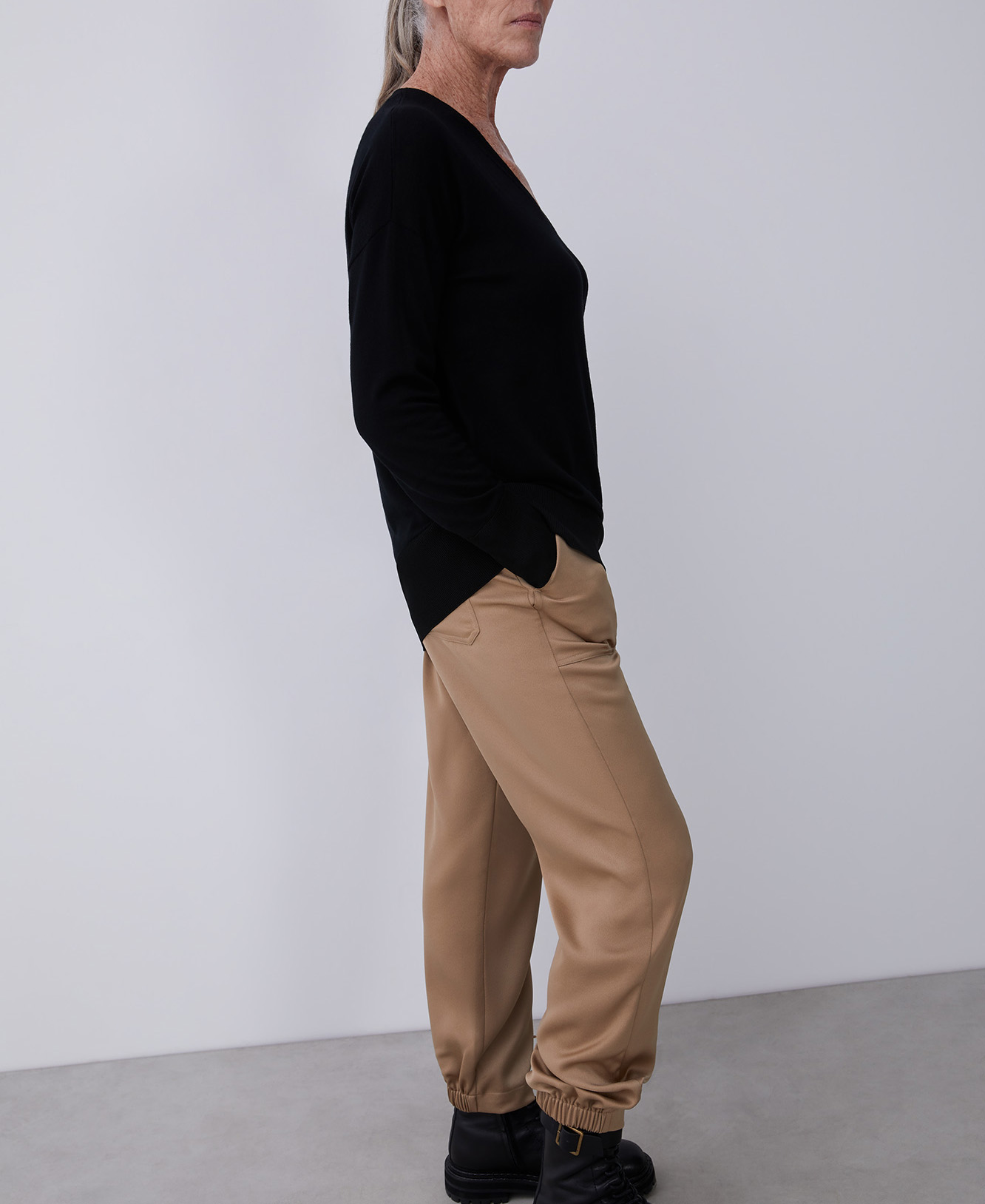 Jersey fino en lana merino y escote pico image number 2