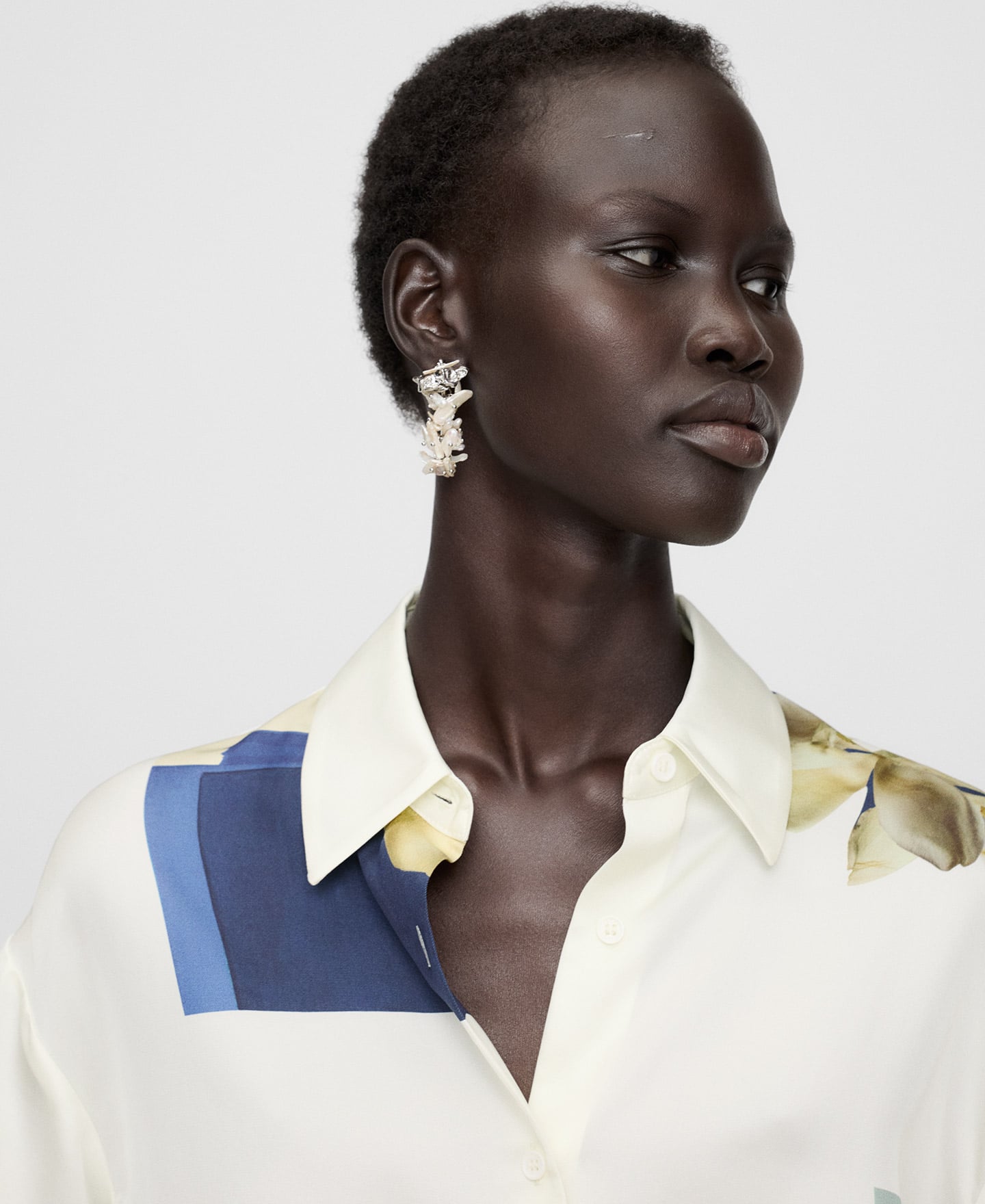 Metal piece and pearl earrings image number 3
