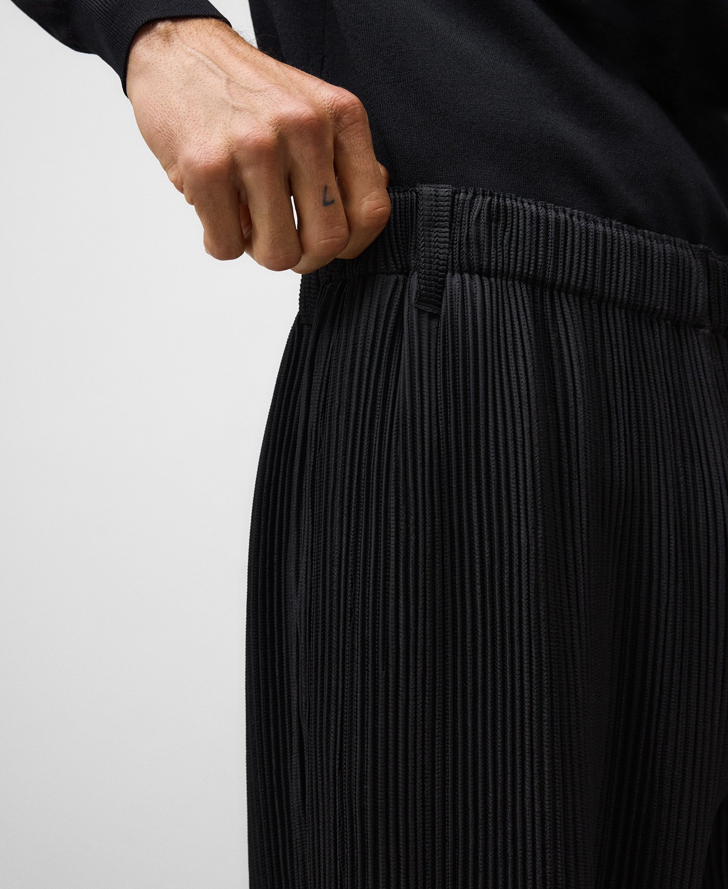 Barrel fit crinkle trousers man image number 3