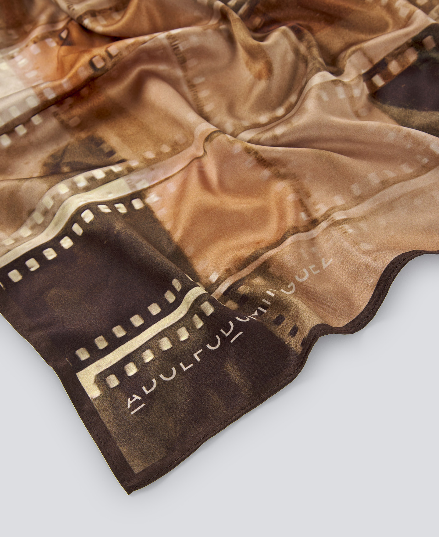 Foulard noir à motifs photographiques pour femme image number 2
