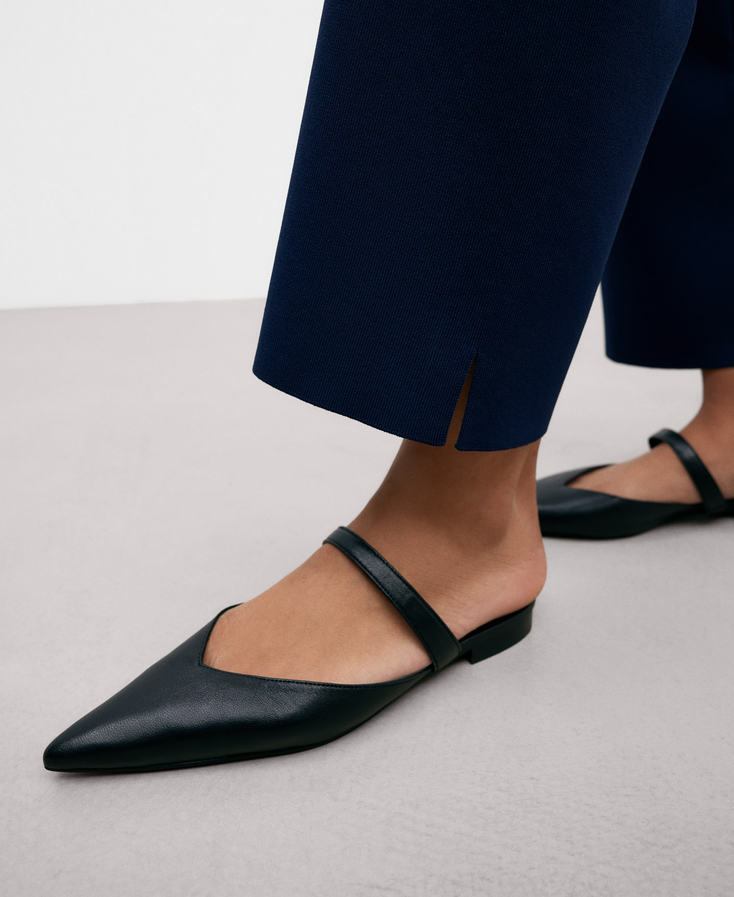 Navy blue knitted trousers image number 3