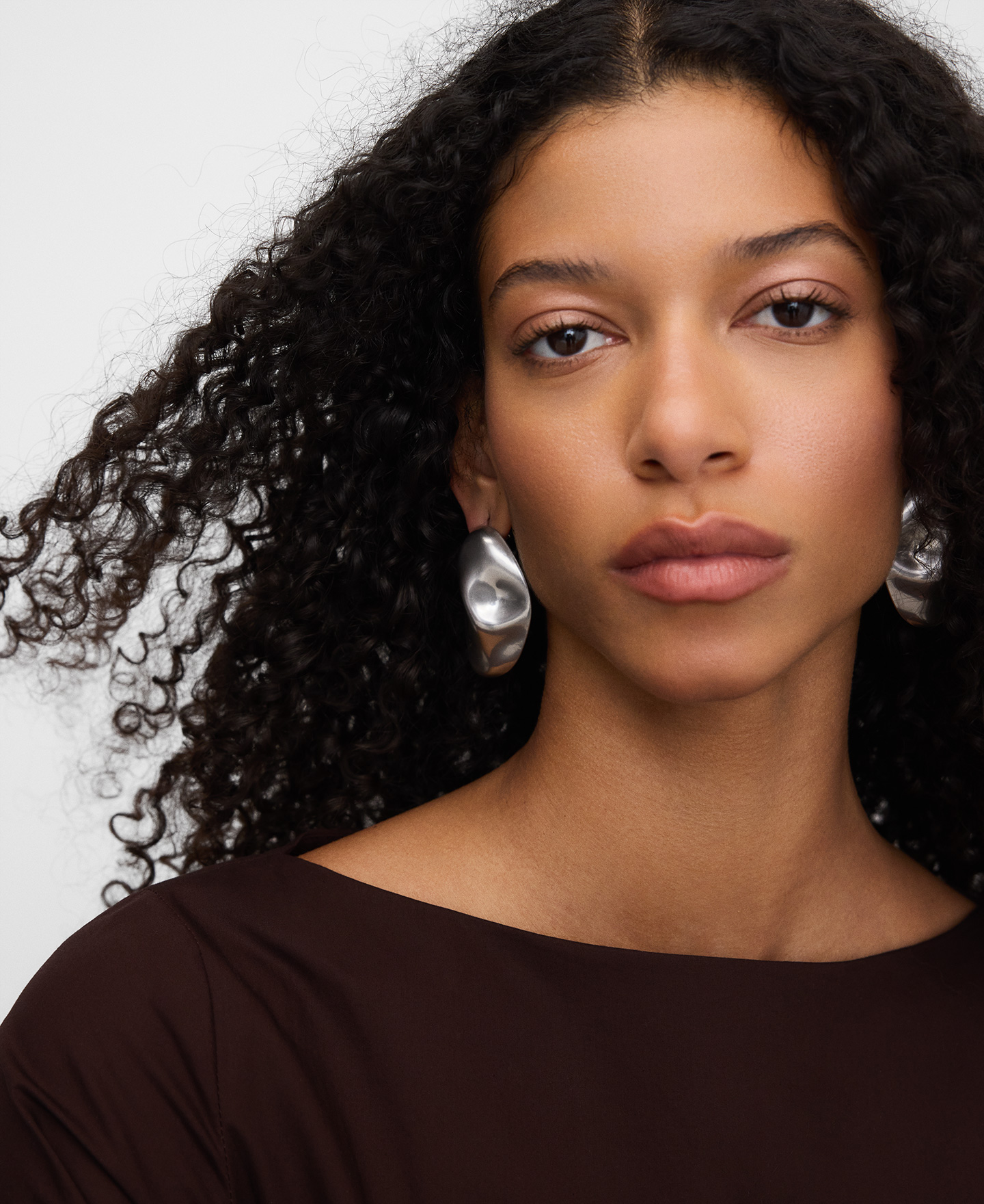 Organic-shaped metal earrings image number 3