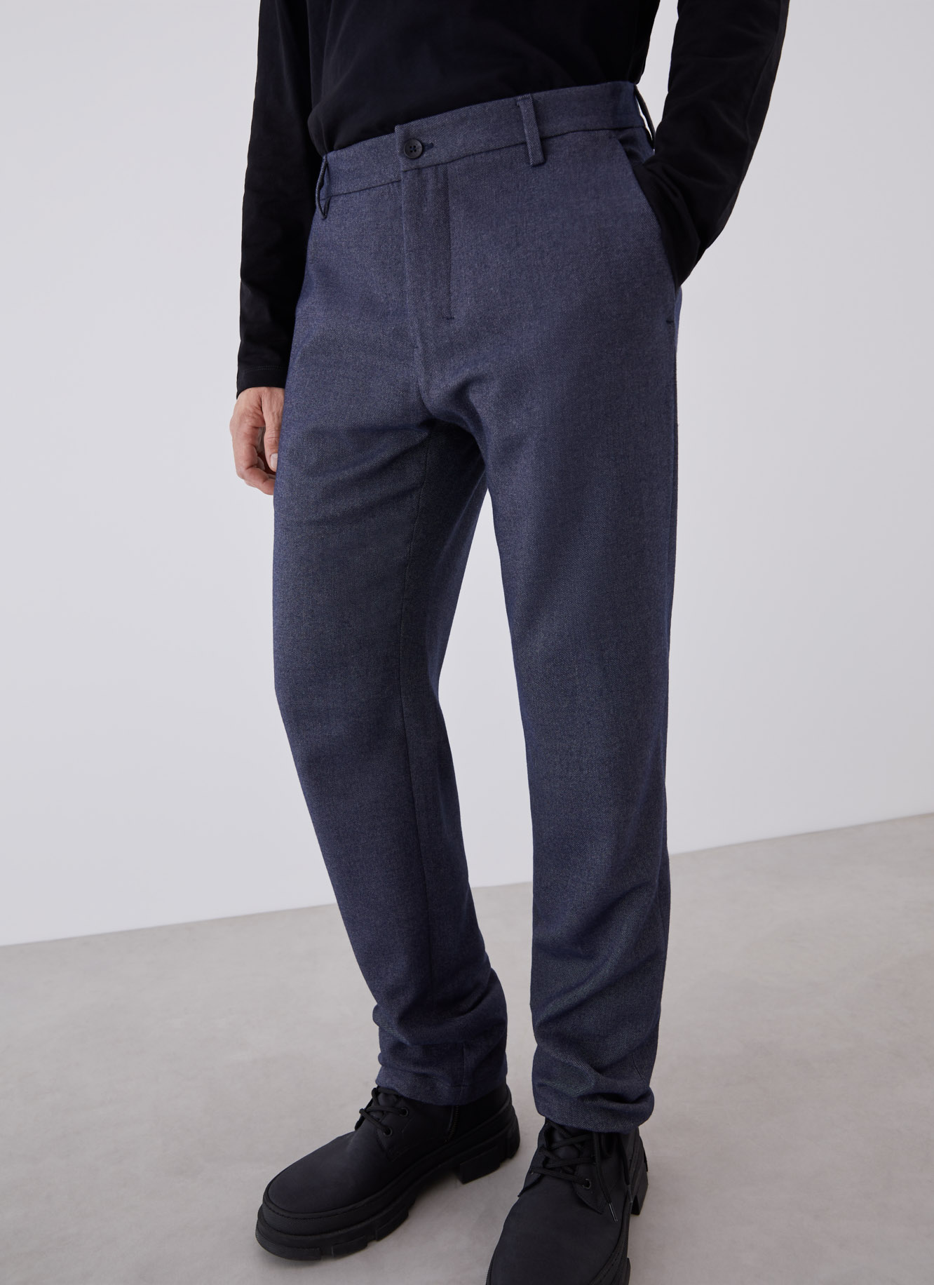 Pantalón tipo chino con acabado jaspeado image number 0